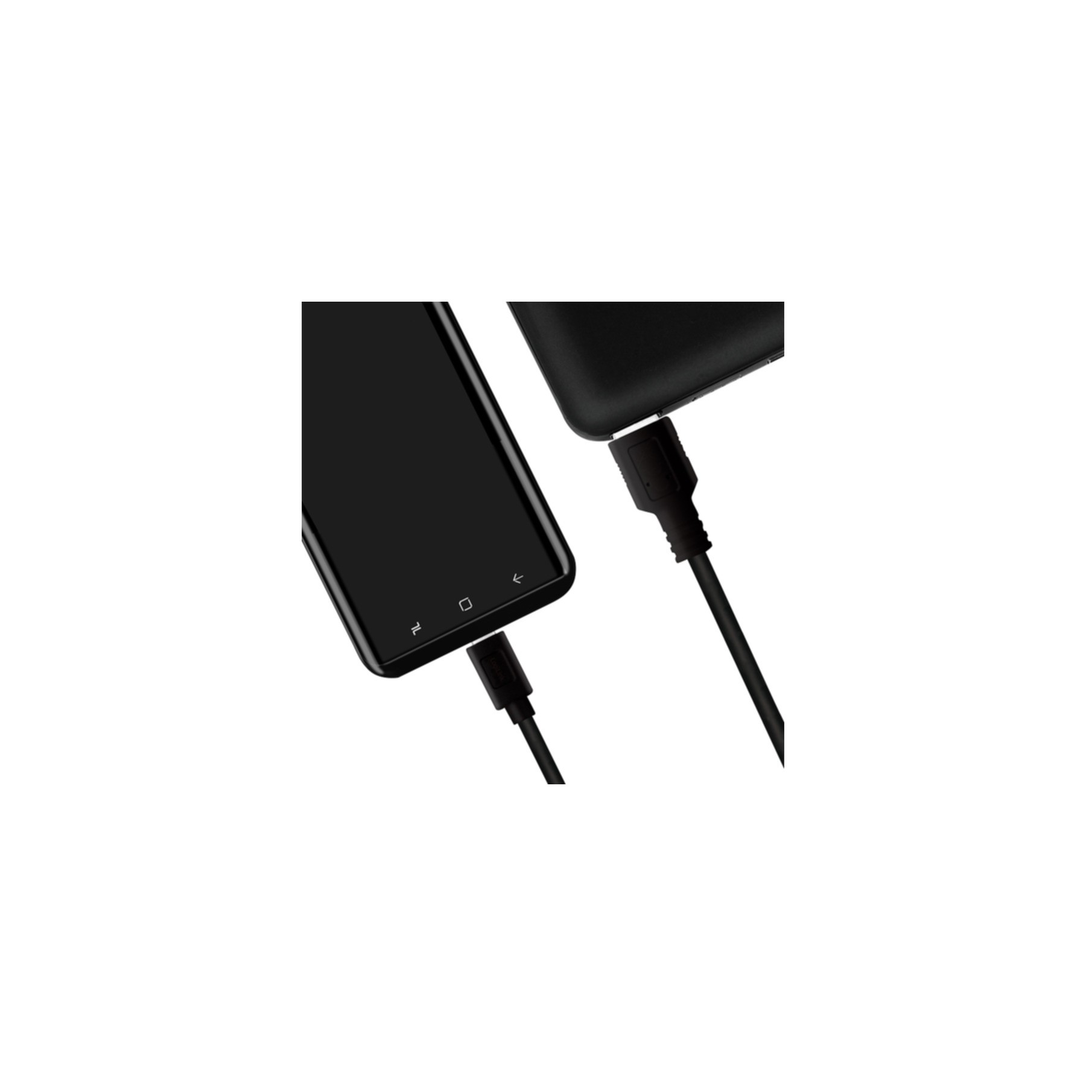 Zwarte telefoon aangesloten op een powerbank via een USB-kabel.