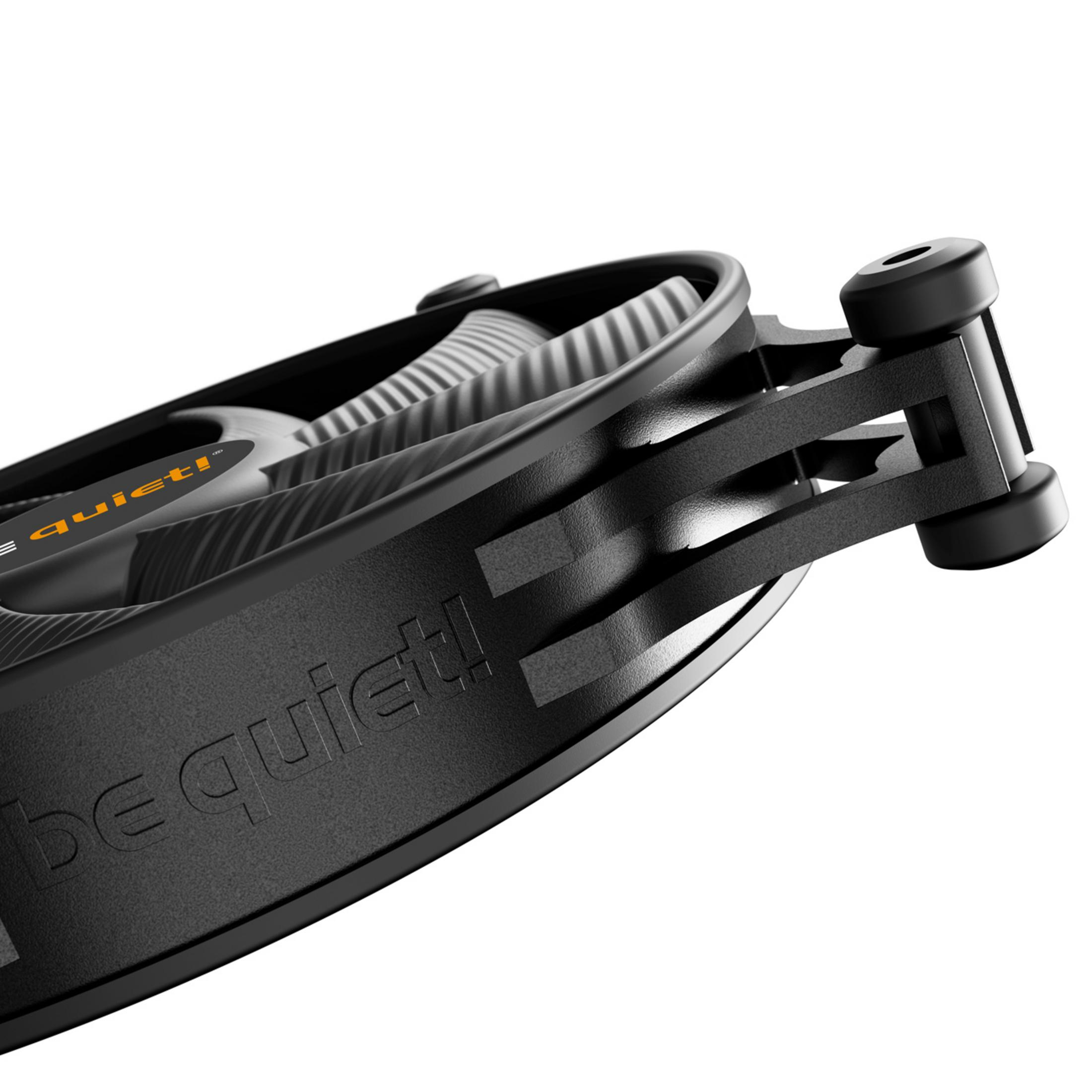 Czarny wentylator komputerowy, zbliżenie, zakrzywione łopatki i punkty montażowe.