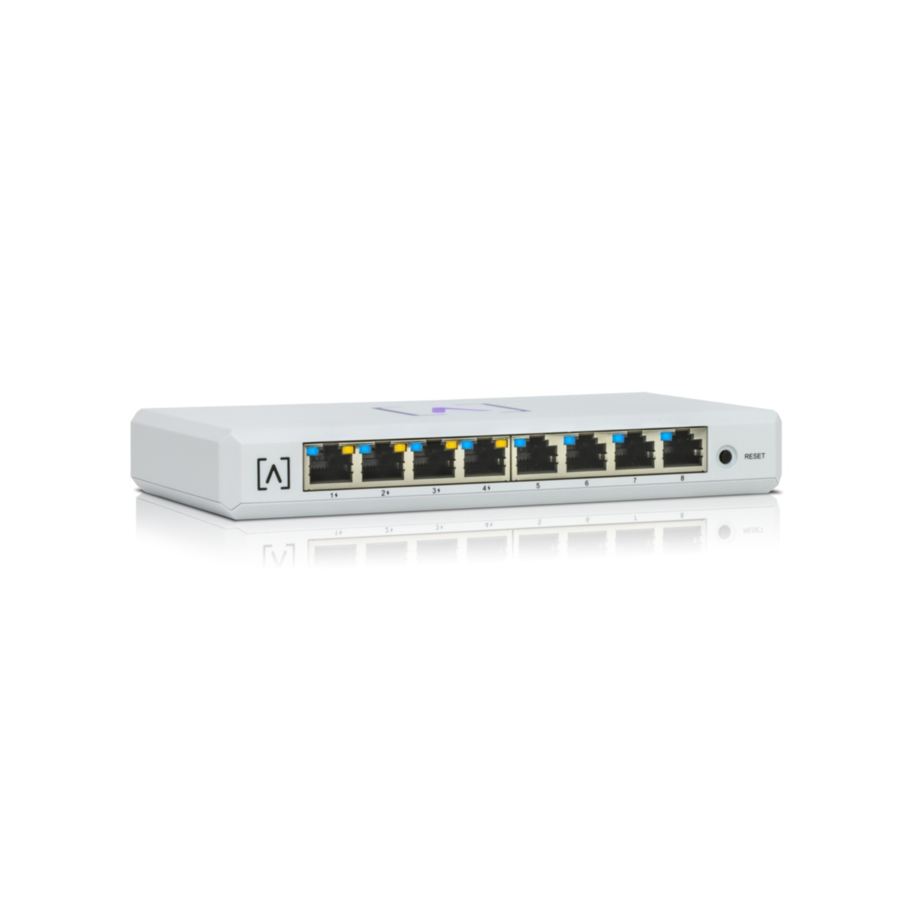 Uno switch di rete bianco con più porte di diversi colori, su sfondo bianco.