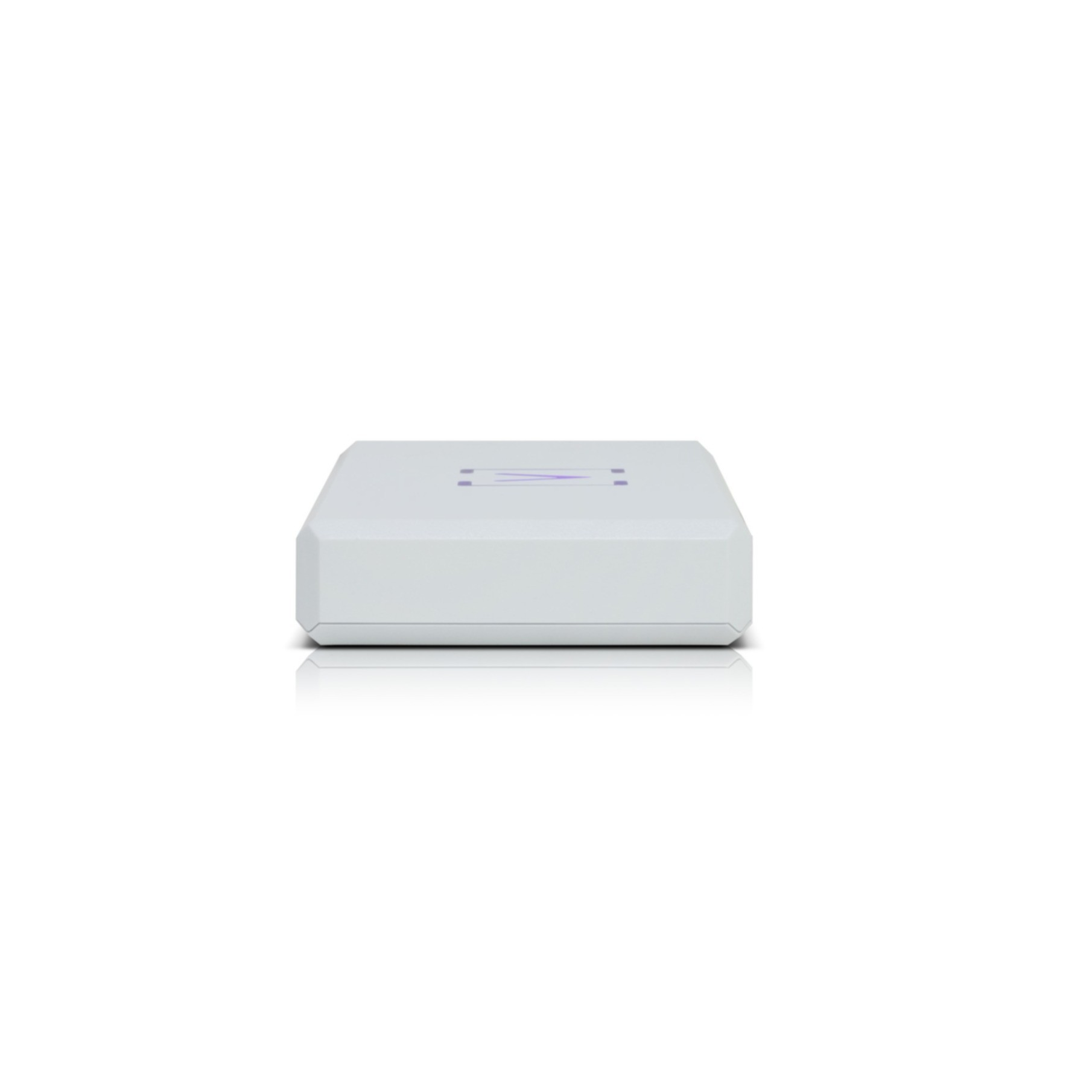 Un dispositivo di rete wireless quadrato bianco con un piccolo quadrato illuminato sulla parte superiore.