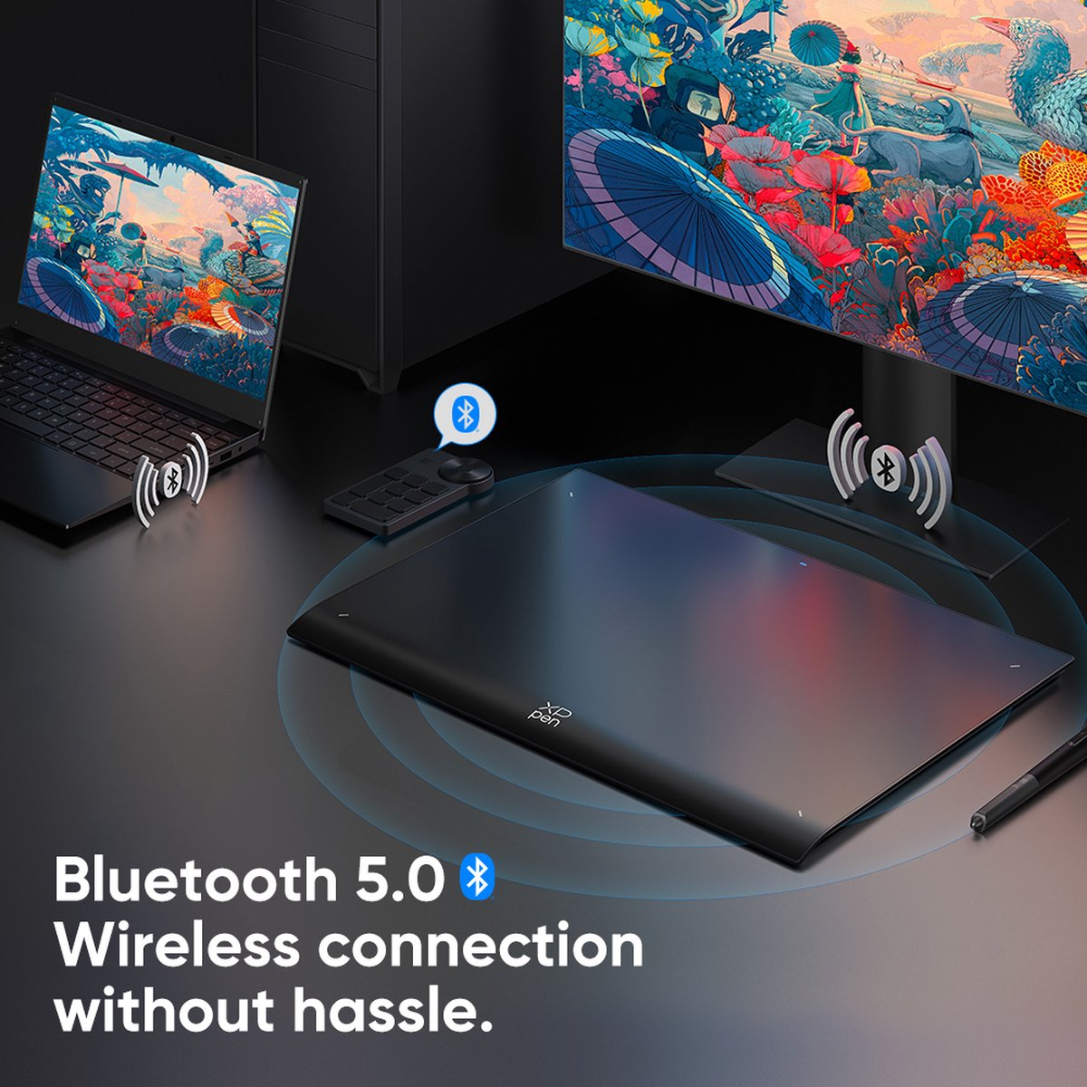 Una tavoletta grafica, un laptop e un monitor. Il tablet e il laptop sono wireless.