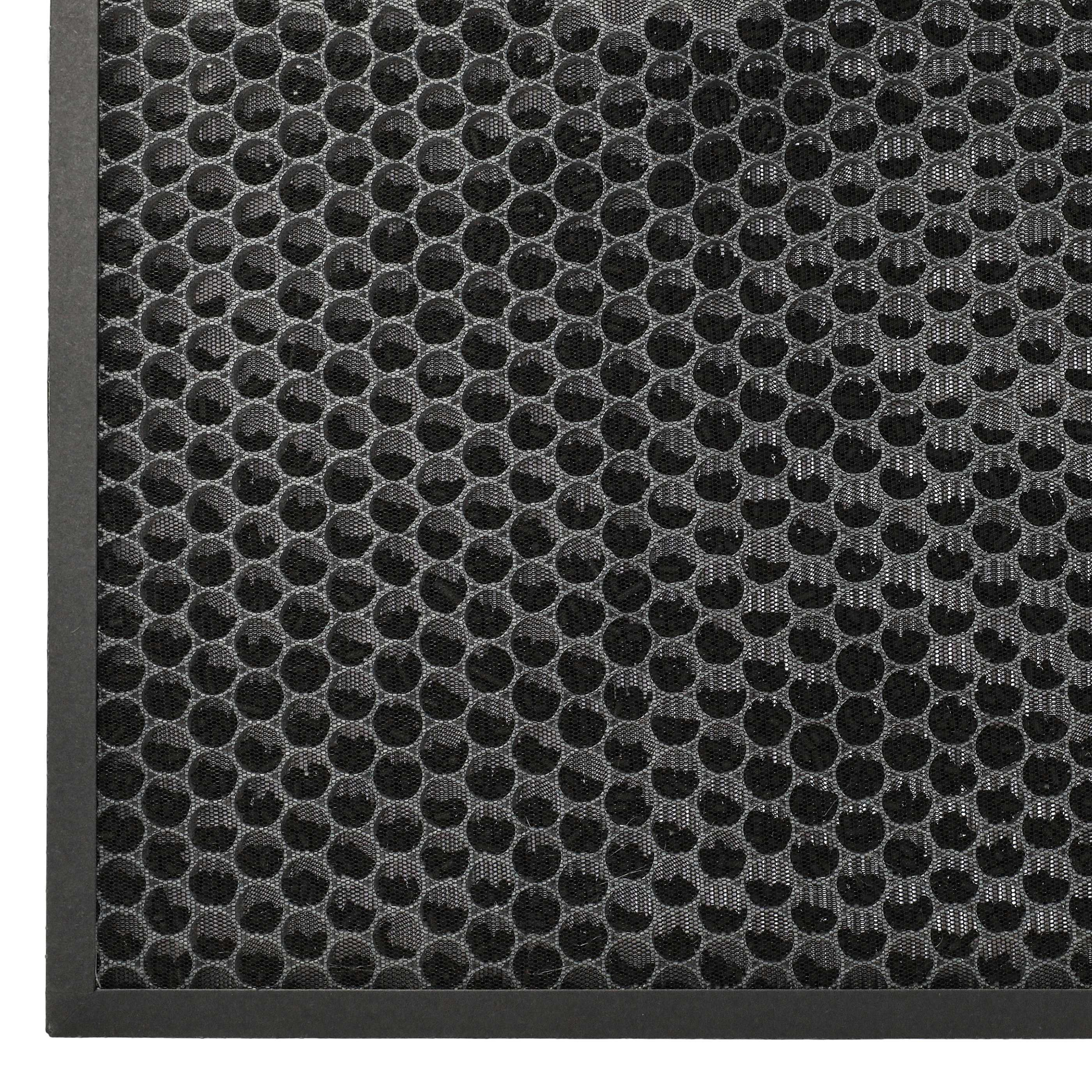 Nahaufnahme eines rechteckigen schwarzen Luftfilters mit Wabenmuster.