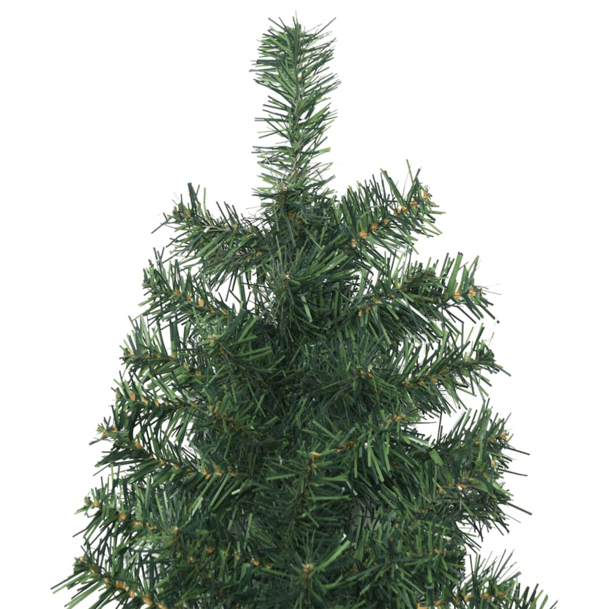 Nahaufnahme eines grünen künstlichen Weihnachtsbaums vor weißem Hintergrund. Die Nadeln sind dicht und detailliert.