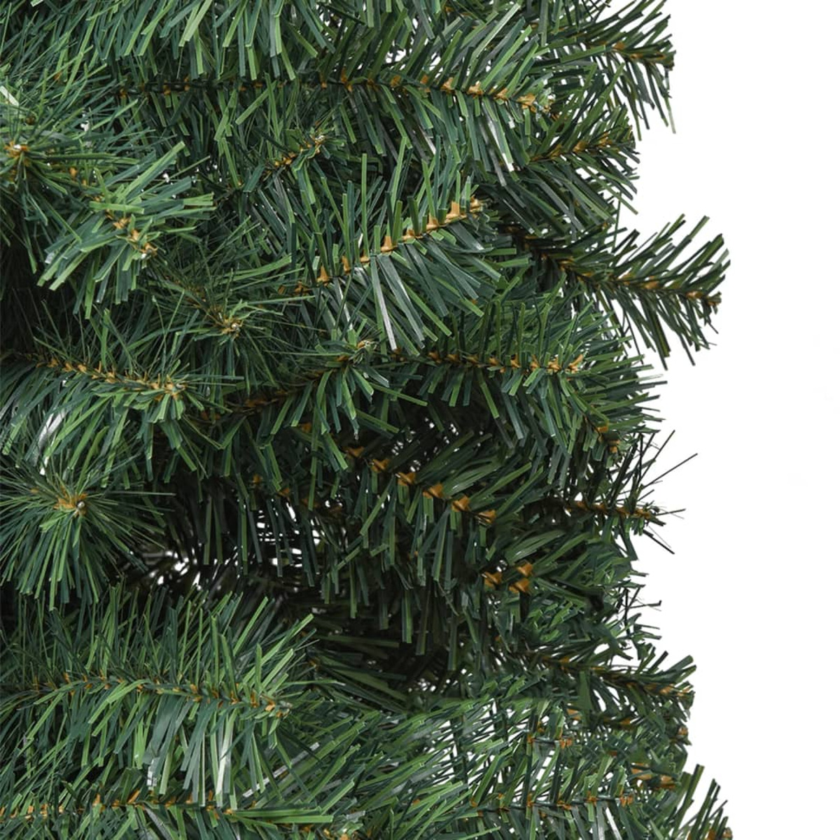 Nahaufnahme eines grünen künstlichen Weihnachtsbaums. Die Nadeln sind dicht und detailliert, mit gelb-braunen Akzenten.
