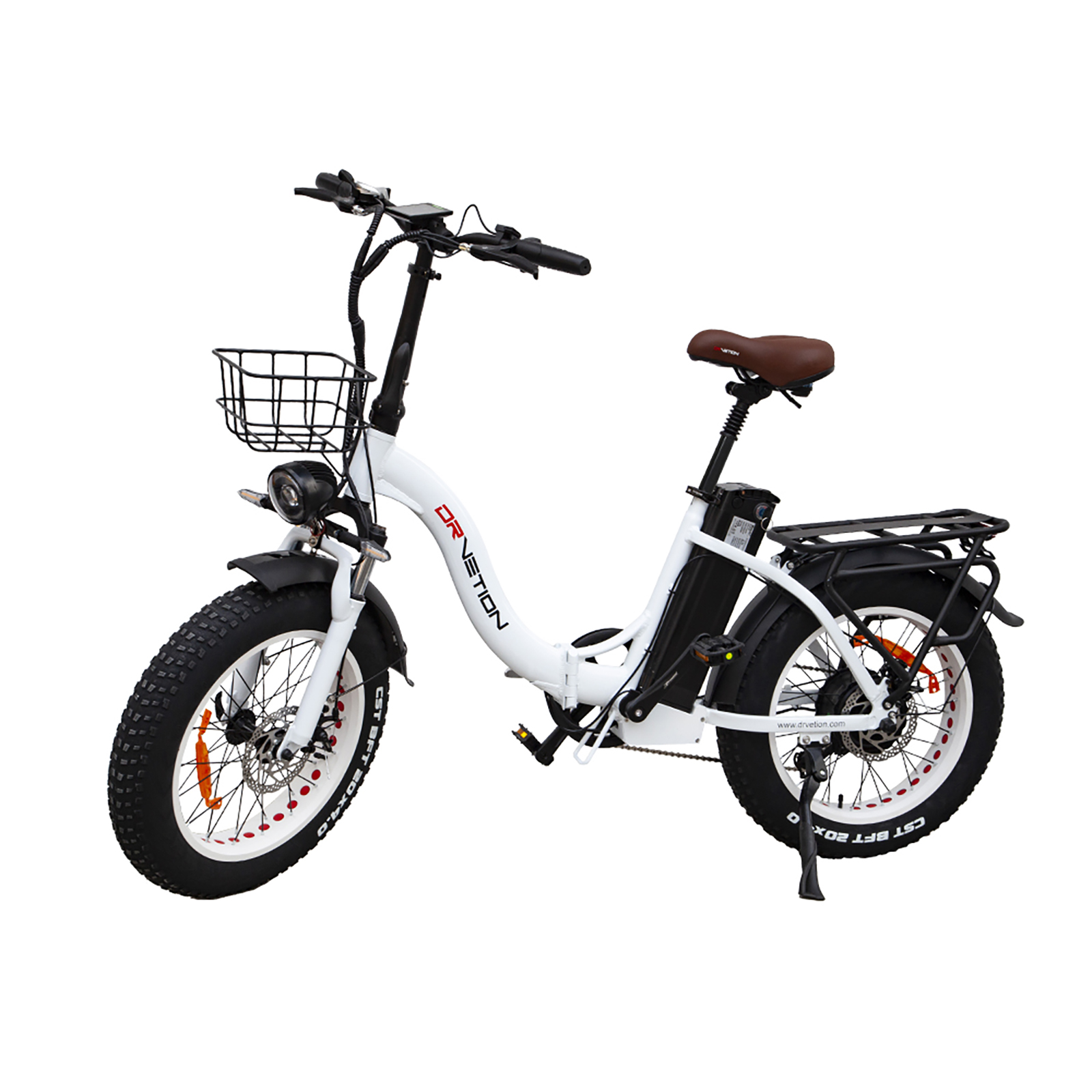 Weißes Elektrofahrrad mit schwarzen Akzenten, Korb und Sitz. Das Fahrrad steht vor weißem Hintergrund.