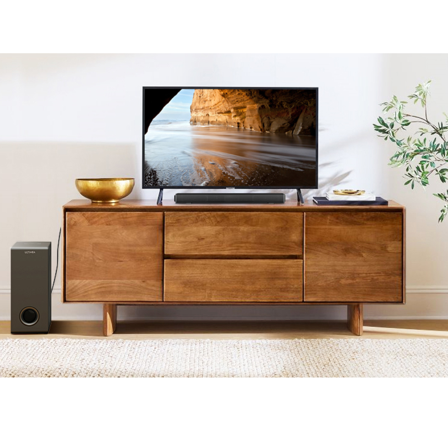 Ein Wohnzimmer mit Fernseher, Soundbar, Subwoofer und Holzschrank.