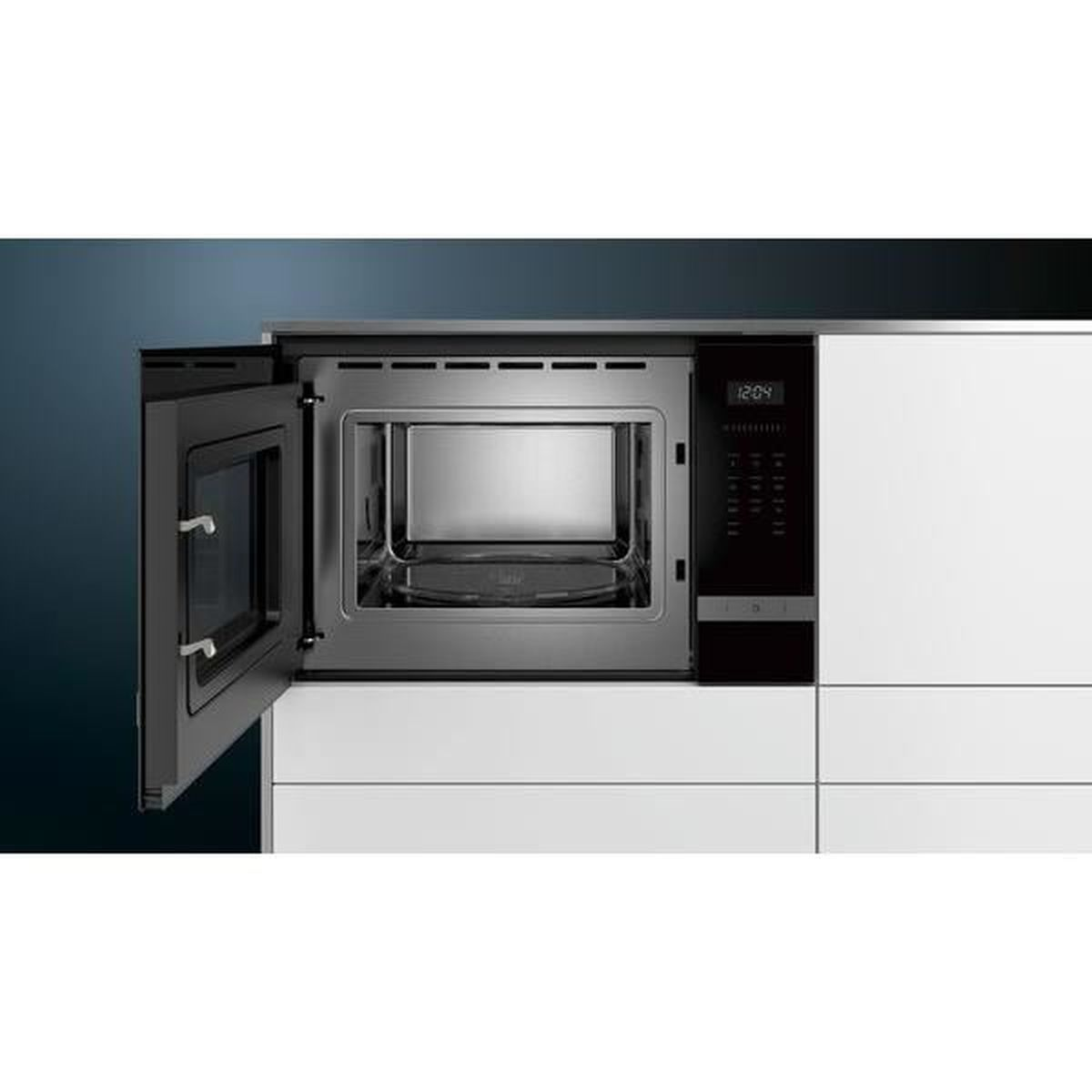 Microonde nero con porta aperta, interno visibile e display dell'ora.