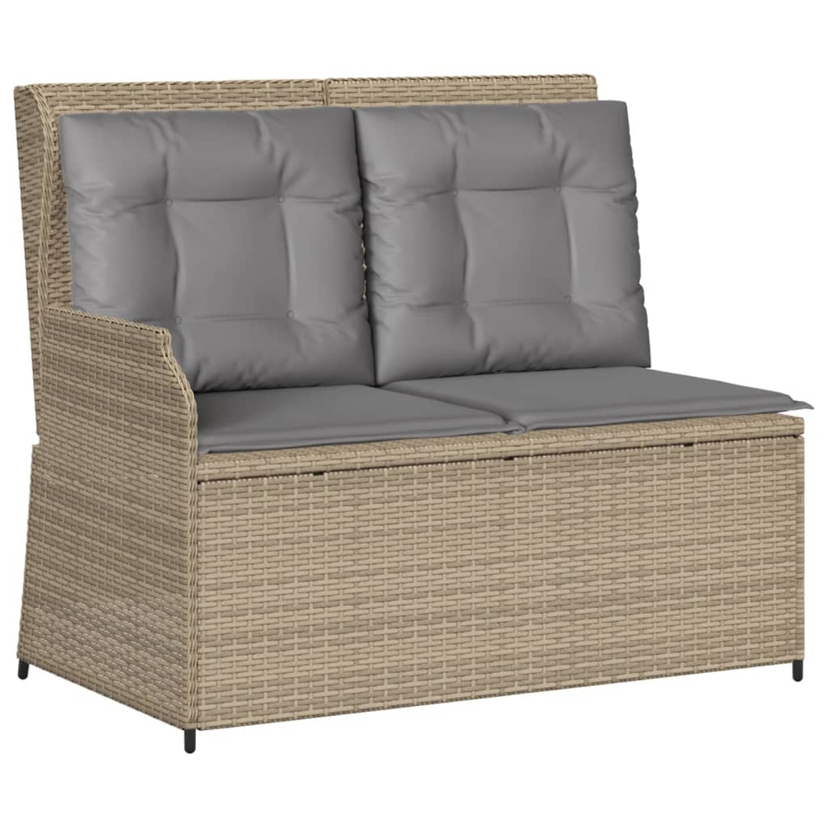 Korbbank mit zwei grauen Kissen. Beige Farbe und weißer Hintergrund.