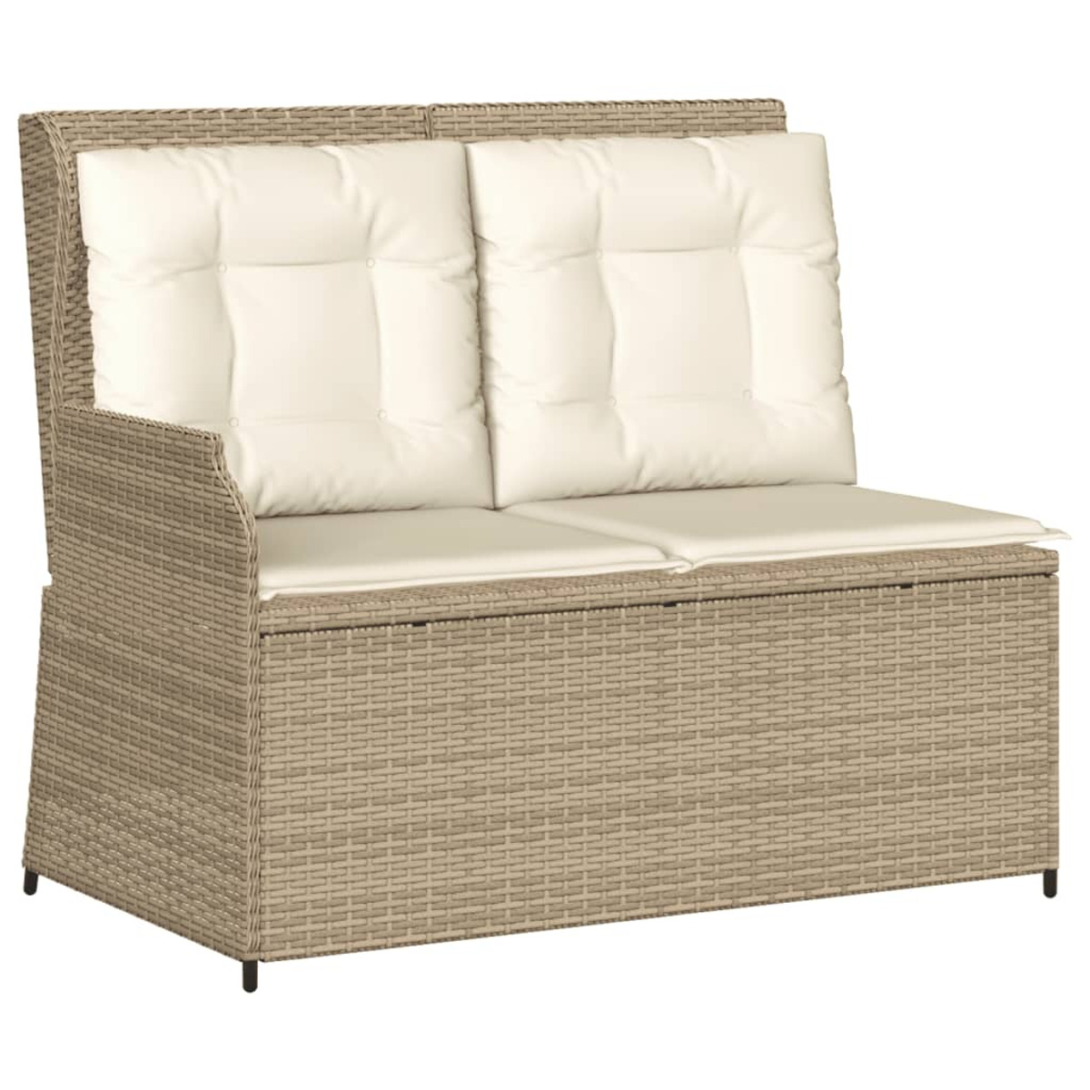 Zweisitziges Outdoor-Sofa mit beigen Kissen und gewebter Rattanbasis. Helle Beigetöne.