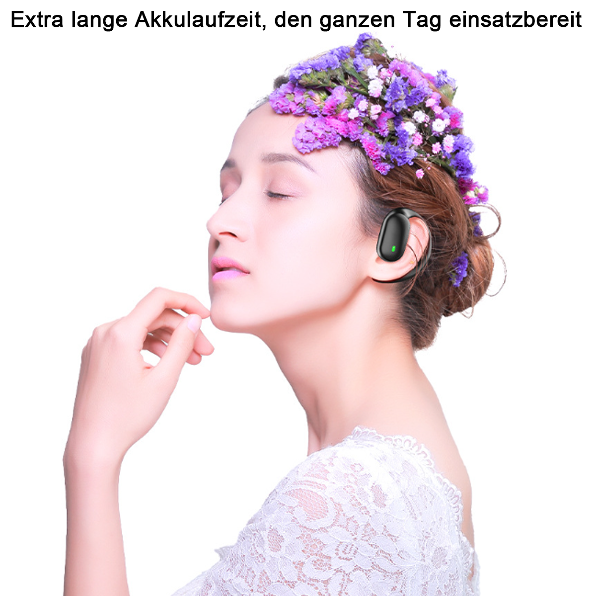 Eine Frau mit Blumenschmuck trägt einen Ohrhörer. Der Ohrhörer ist schwarz und hat eine grüne Kontrollleuchte.