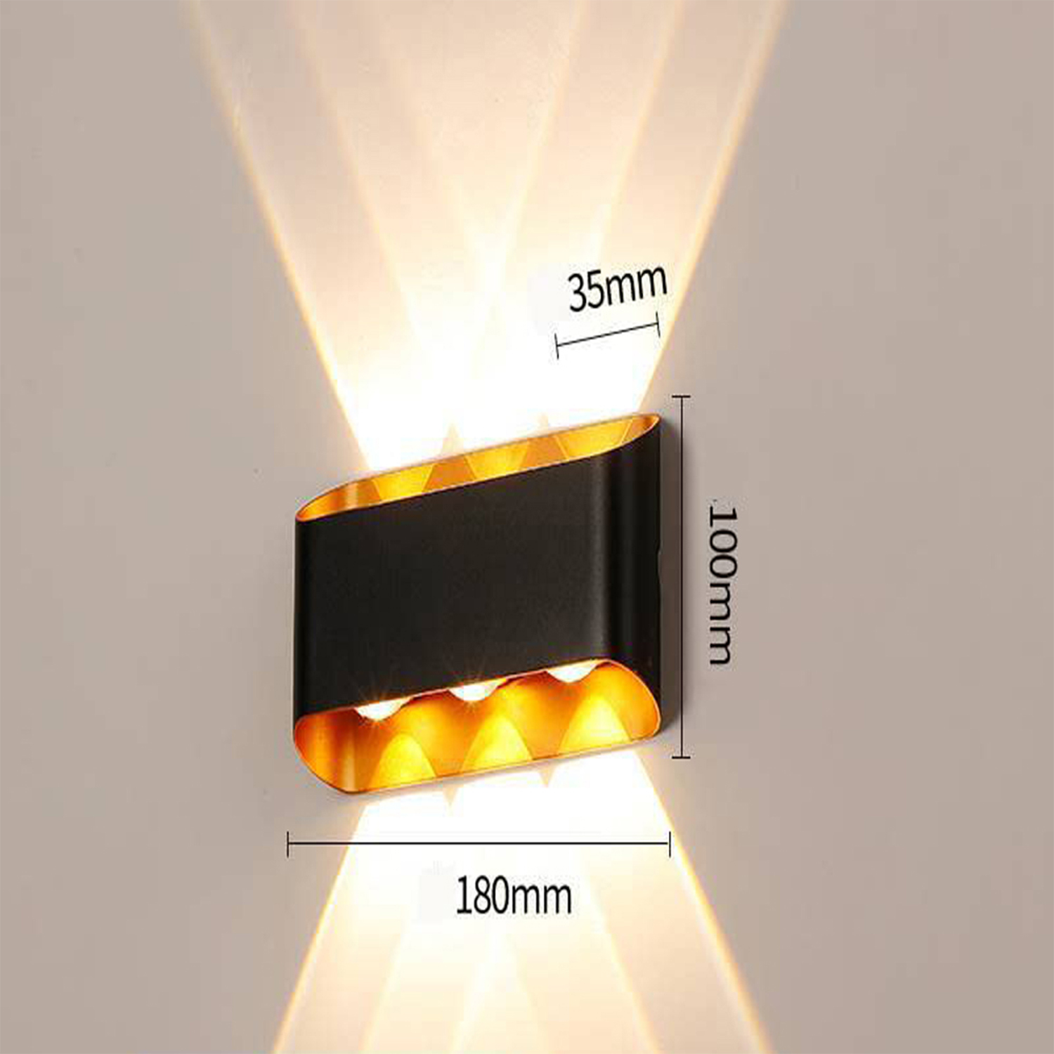 Schwarze und goldene Wandlampe mit Maßangaben, die Lichtstrahlen nach oben und außen aussendet.