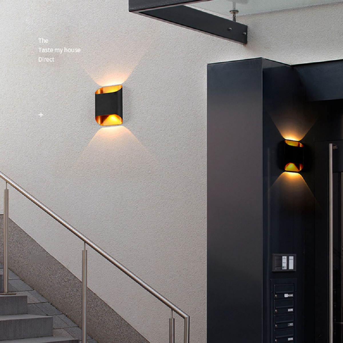 Außenansicht zeigt einen modernen Hauseingang mit Wandleuchten und einer Treppe.