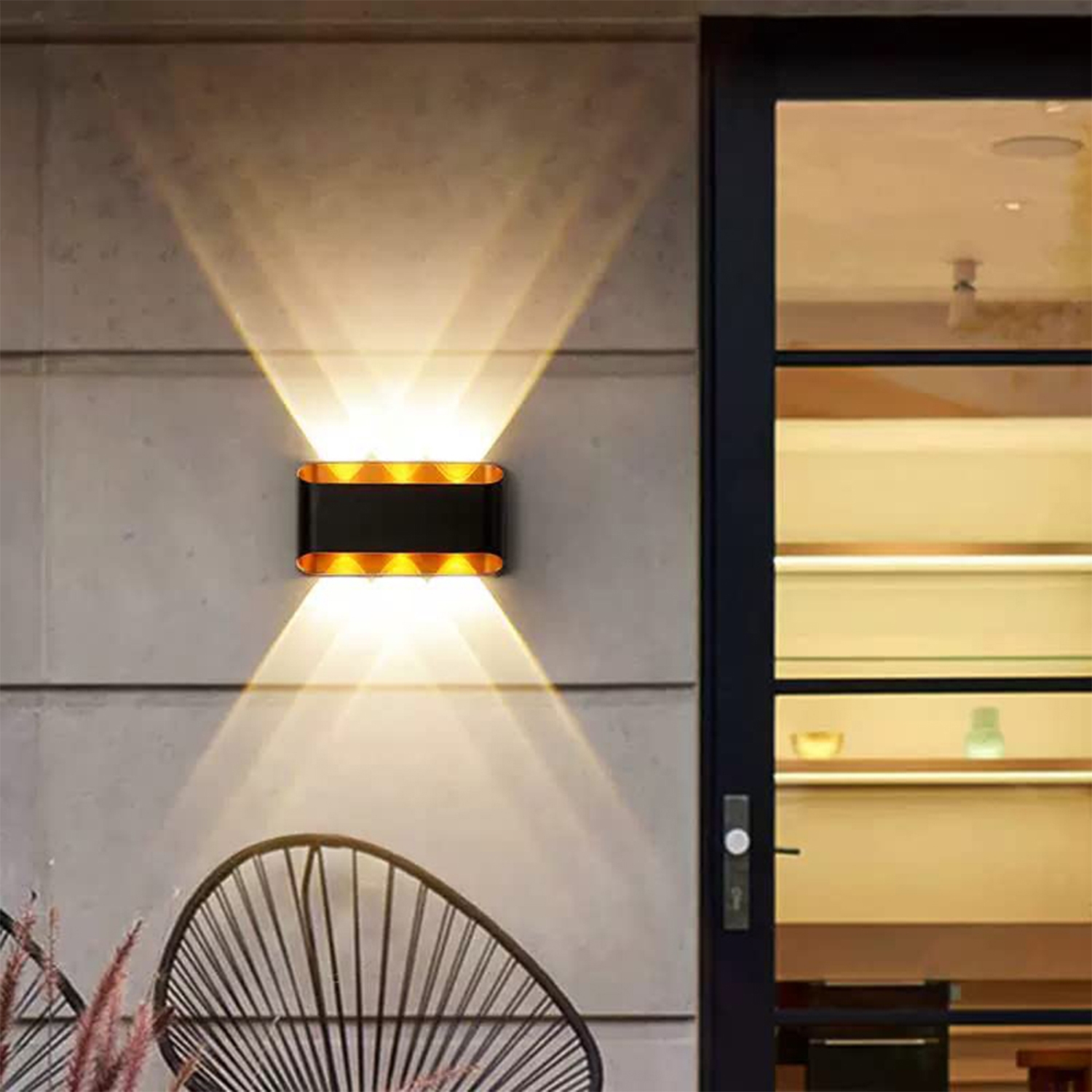 Außenwand mit schwarzer Leuchte und Lichtstrahlen. Ein Stuhl im Vordergrund.