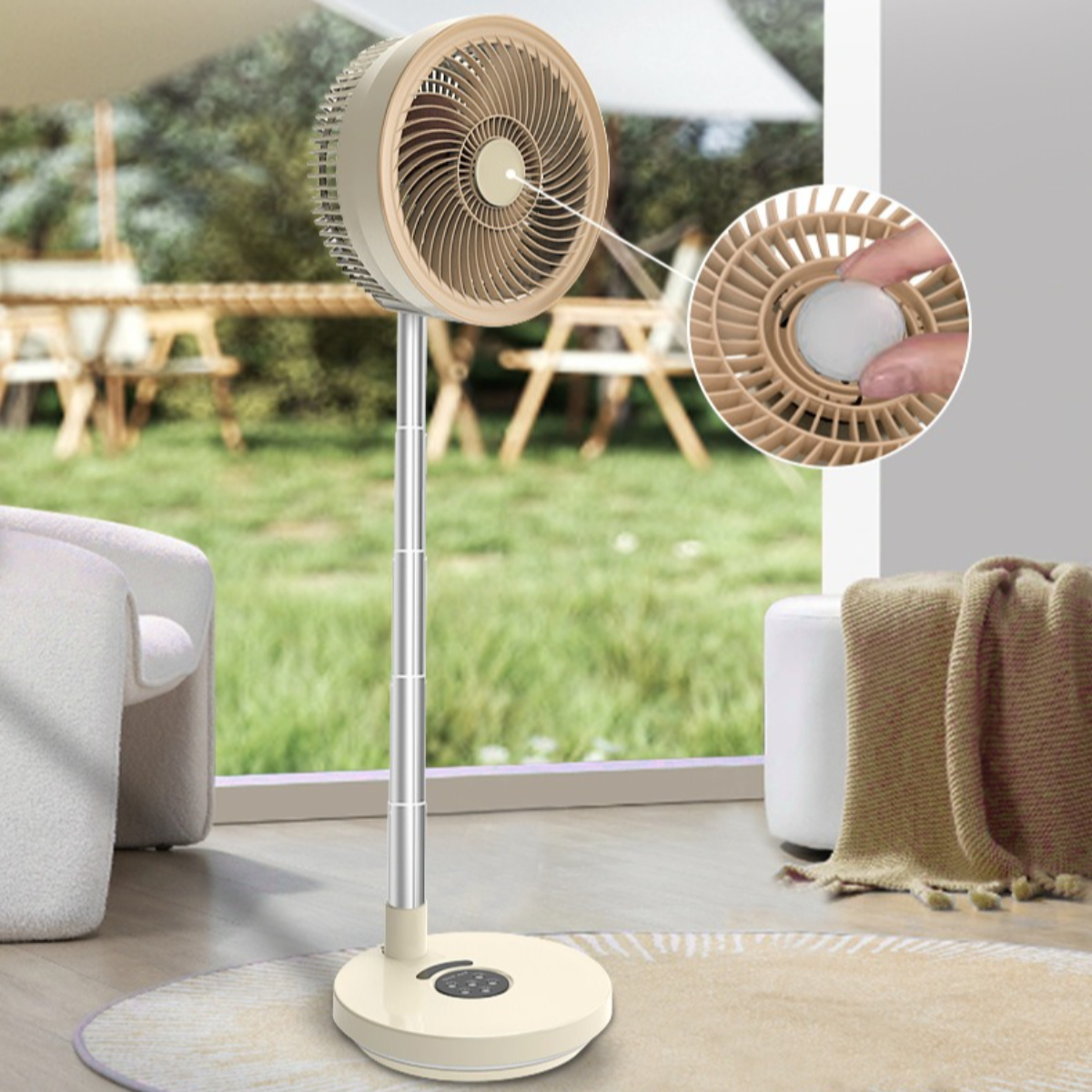 Ein beiger und brauner Ventilator mit Ständer, eine Hand berührt den Ventilator, in einem Wohnzimmer.
