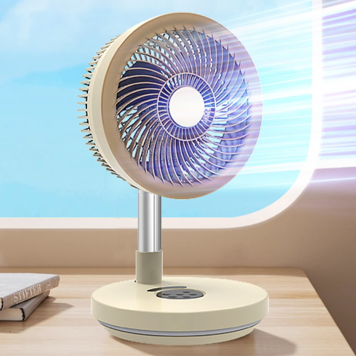 Cremefarbener Ventilator mit silbernem Ständer auf einem Holztisch, Himmelshintergrund.