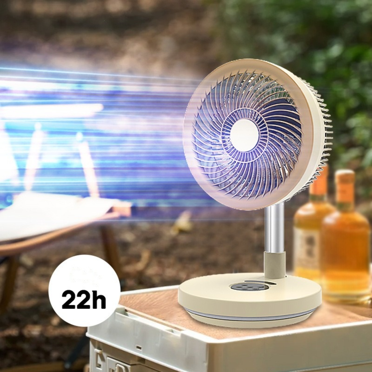 Tragbarer Ventilator auf Holzoberfläche im Freien mit Blaulichteffekt.