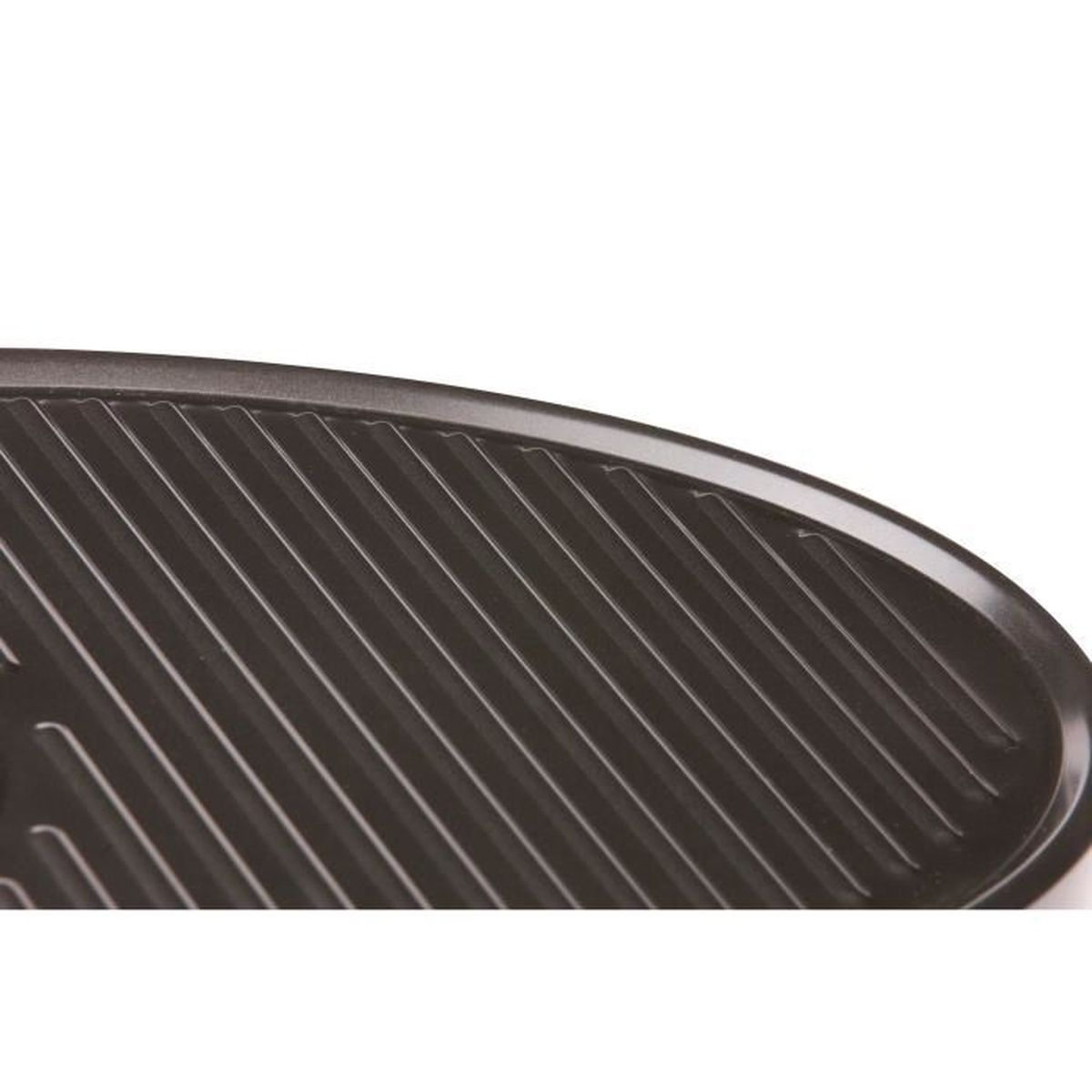 Nahaufnahme einer schwarzen Grillpfanne mit diagonalen Rippen, auf weißem Hintergrund.
