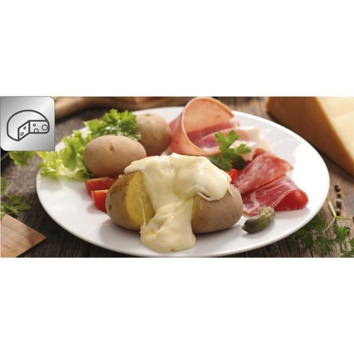 Un piatto di cibo con una patata al forno ricoperta di formaggio fuso, con prosciutto e verdure.