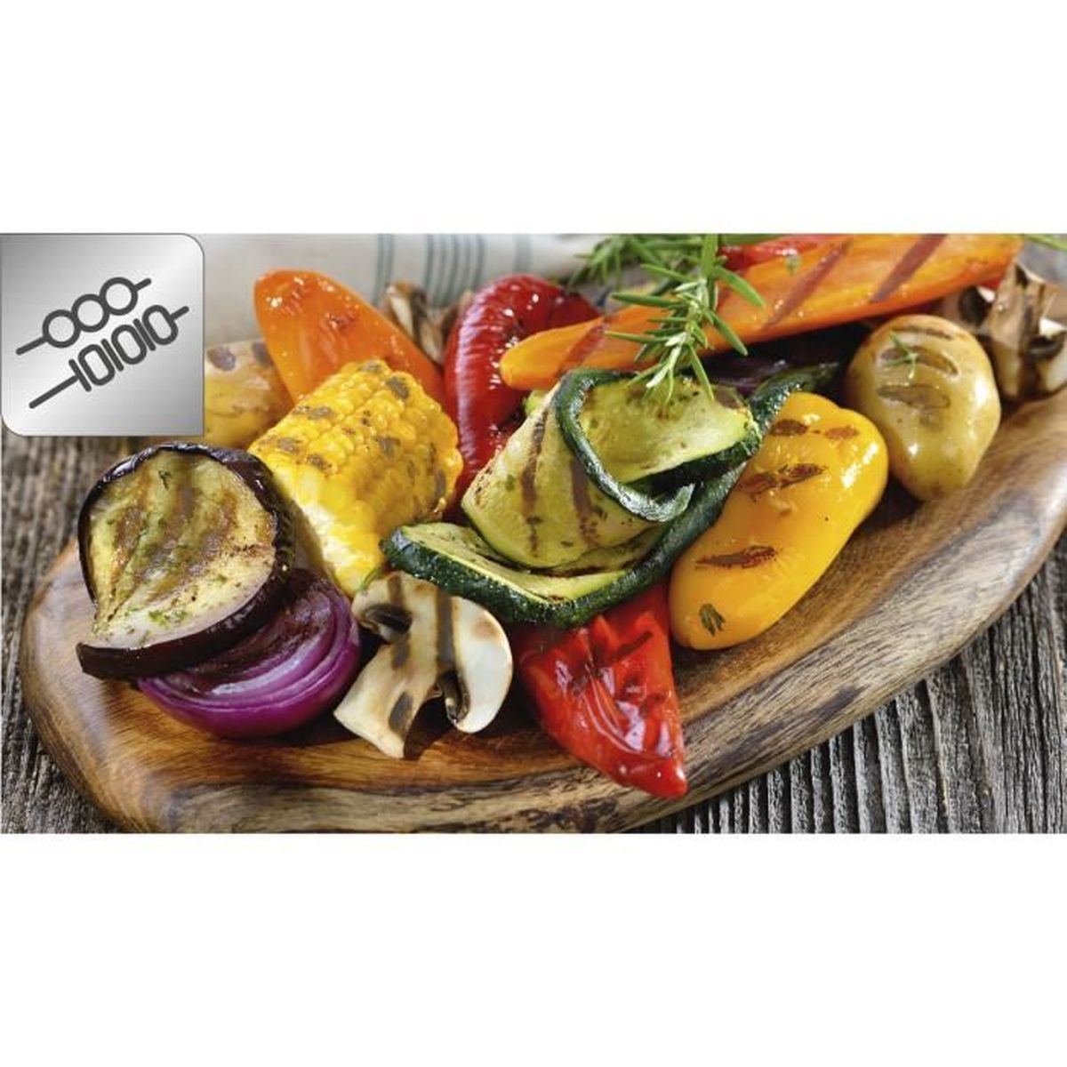 Tavola di legno con verdure grigliate, tra cui mais, peperoni, zucchine e melanzane.