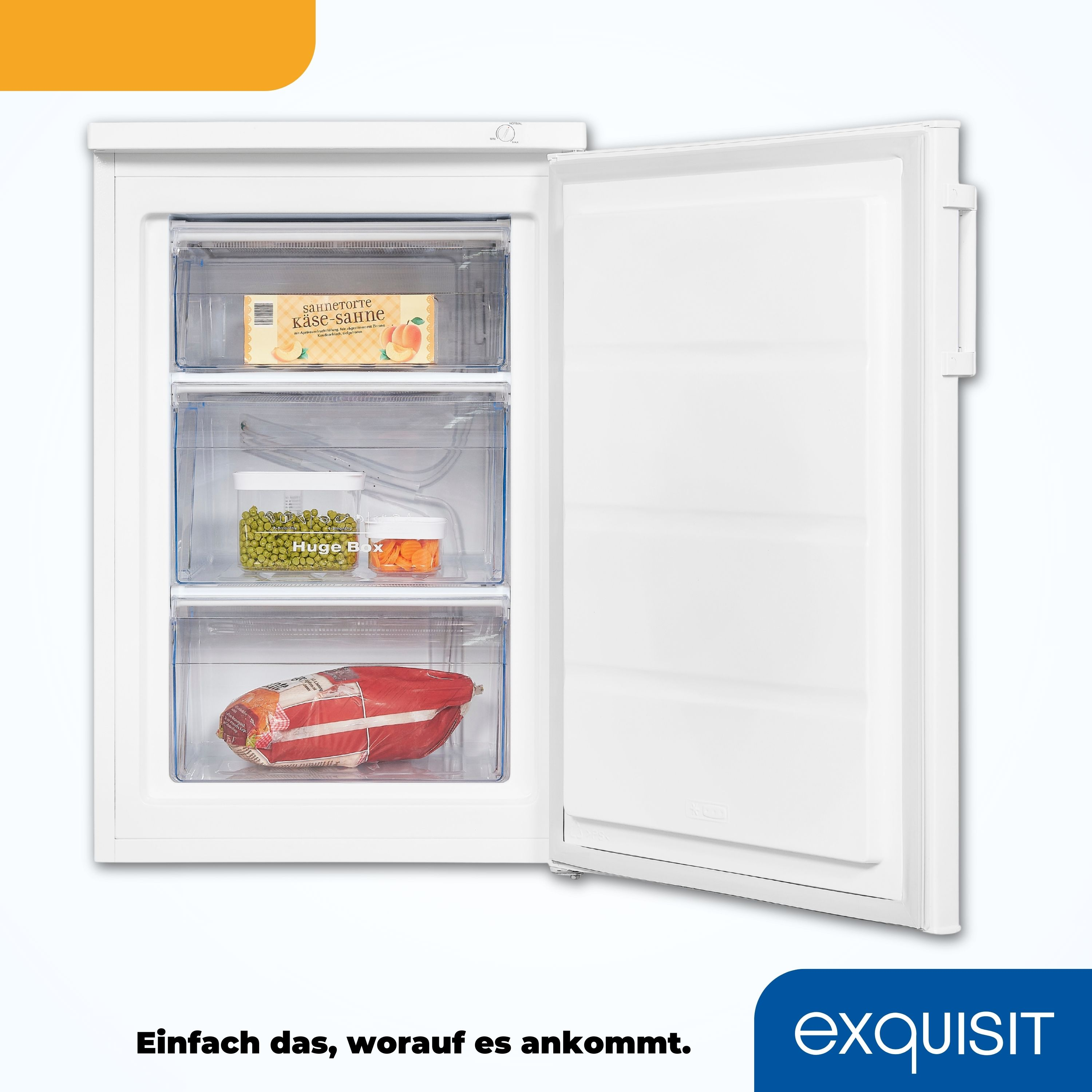 Ein weißer Kühlschrank mit offener Tür, die Regale und Inhalte zeigt.