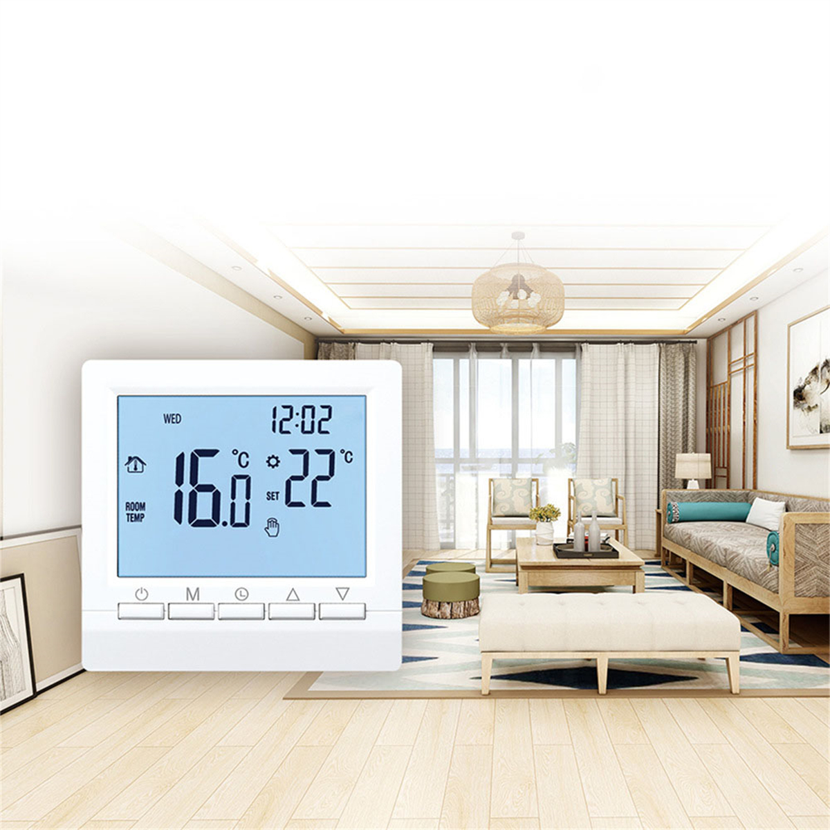 Ein weißes Thermostat mit Digitalanzeige. Es zeigt die Uhrzeit, Temperatur und eine Set-Funktion an einer Wand.