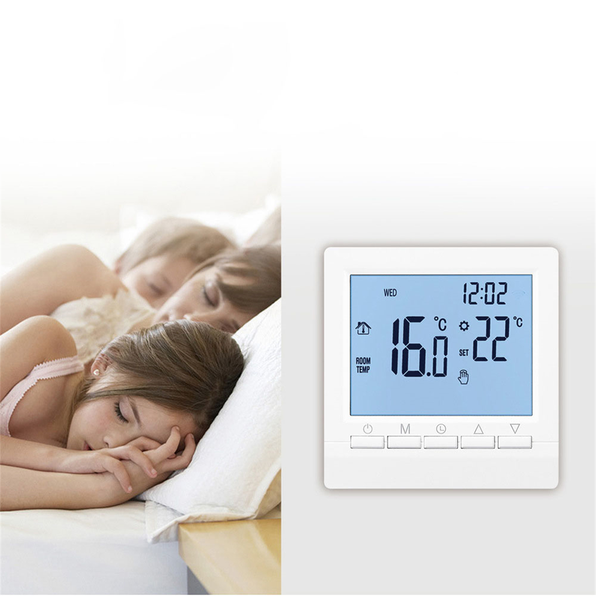 Personen, die auf einem Bett schlafen, mit einem weißen Thermostat, der Zeit und Temperatur anzeigt.
