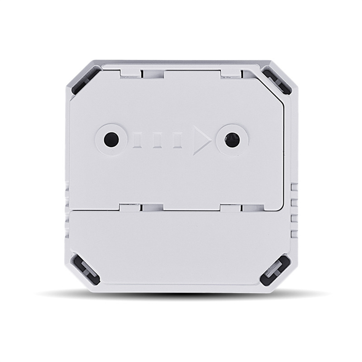 Ein weißes elektrisches Bauteil mit rechteckiger Form, isoliert auf weißem Grund.