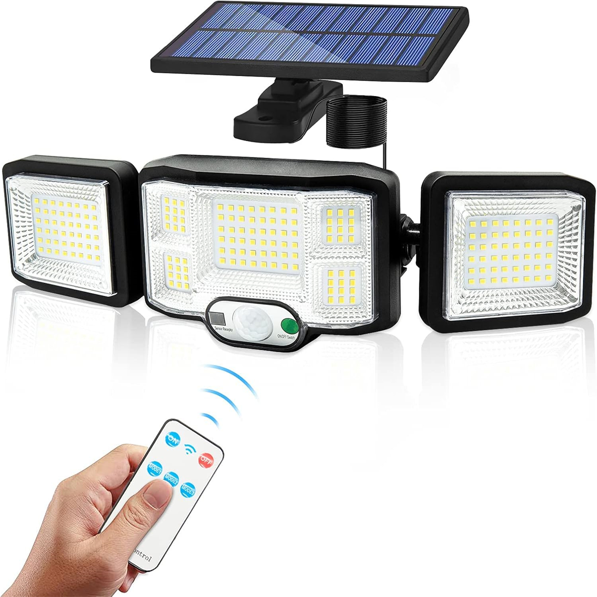 Solarbetriebene Leuchte mit verstellbaren Paneelen und Fernbedienung in der Hand.