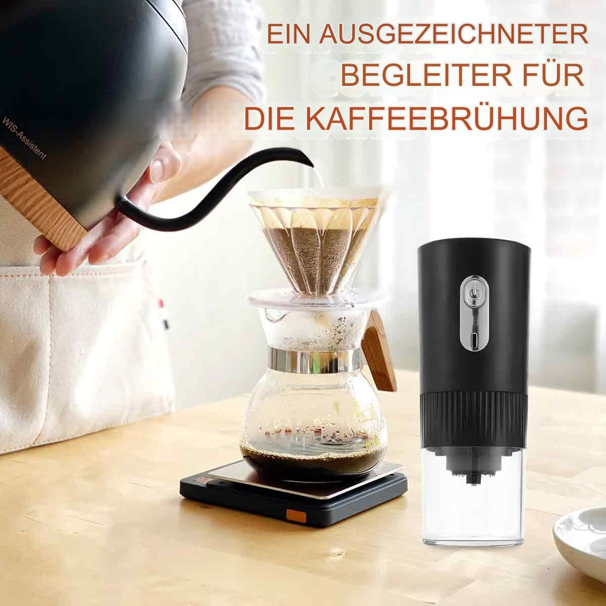 Kaffee wird in einen Filter gegossen, mit Waage, Mühle und anderen Gegenständen.