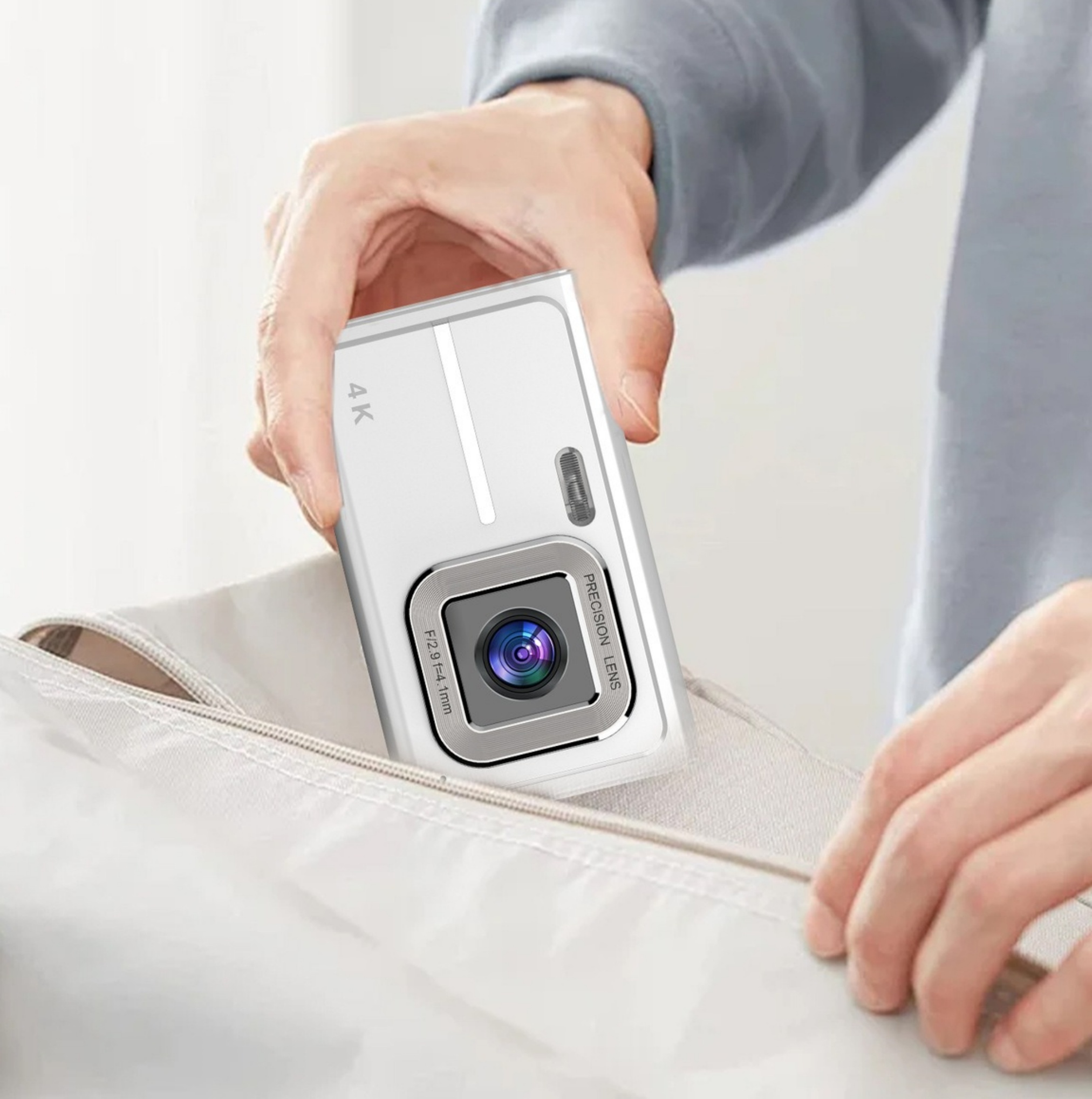 Eine Person hält eine weiße Kamera. Die Kamera ist 4K, mit Präzisionslinse und silbernem Rahmen.