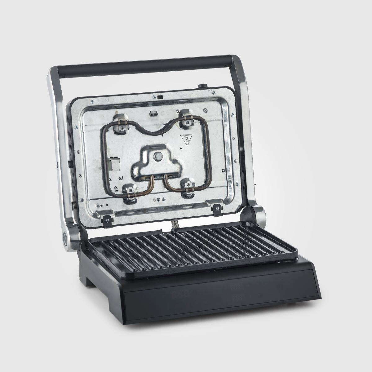 Offener Panini-Grill mit schwarzer Basis und silbernem Deckel. Grillplatten sichtbar.