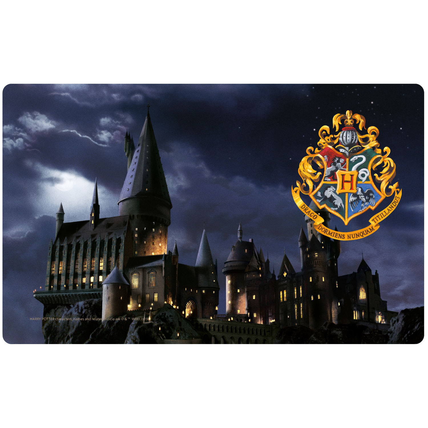 Ein Harry Potter Mousepad mit Hogwarts-Schloss und dem Wappen der Schule auf dunklem Hintergrund.