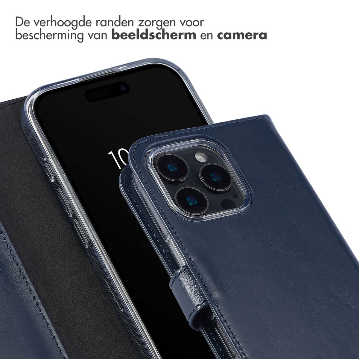 Telefono in una custodia di pelle blu. Testo in alto: 'I bordi rialzati proteggono lo schermo e la fotocamera'.