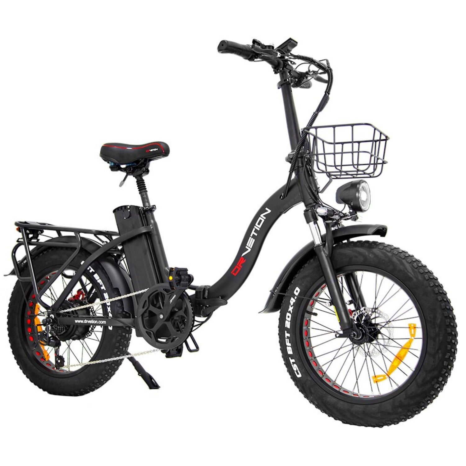 Una bicicletta elettrica. Nera, con un cestino e pneumatici larghi. La bici è su uno sfondo bianco.