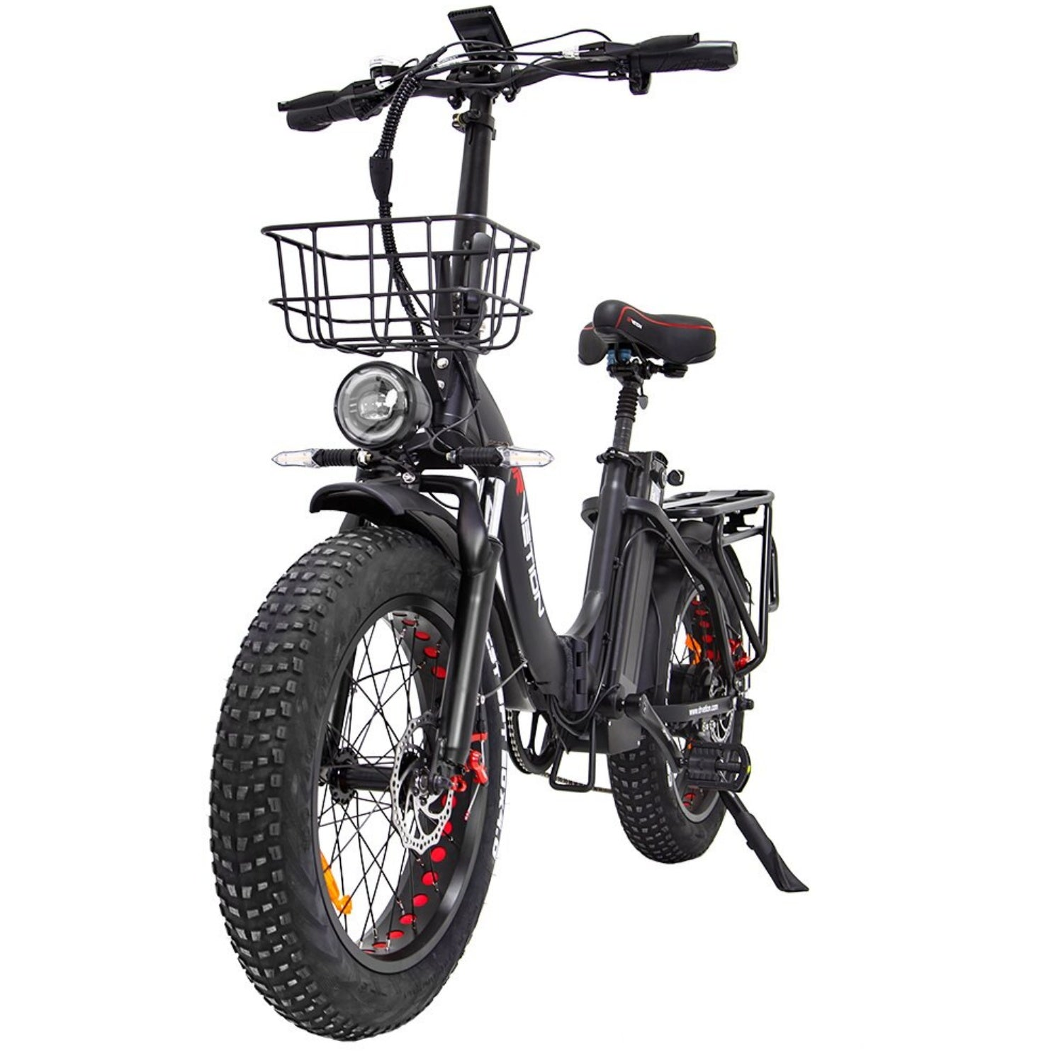 Bicicletta elettrica nera con cestino anteriore, faro, pneumatici larghi e portapacchi, isolata su bianco.