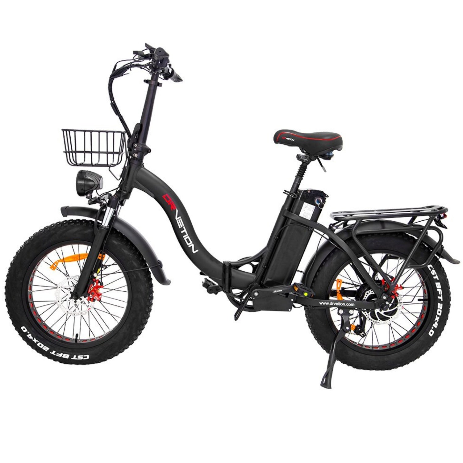 Una bicicletta elettrica nera con un cestino, luci e pneumatici larghi. Ha un portapacchi e un sedile.