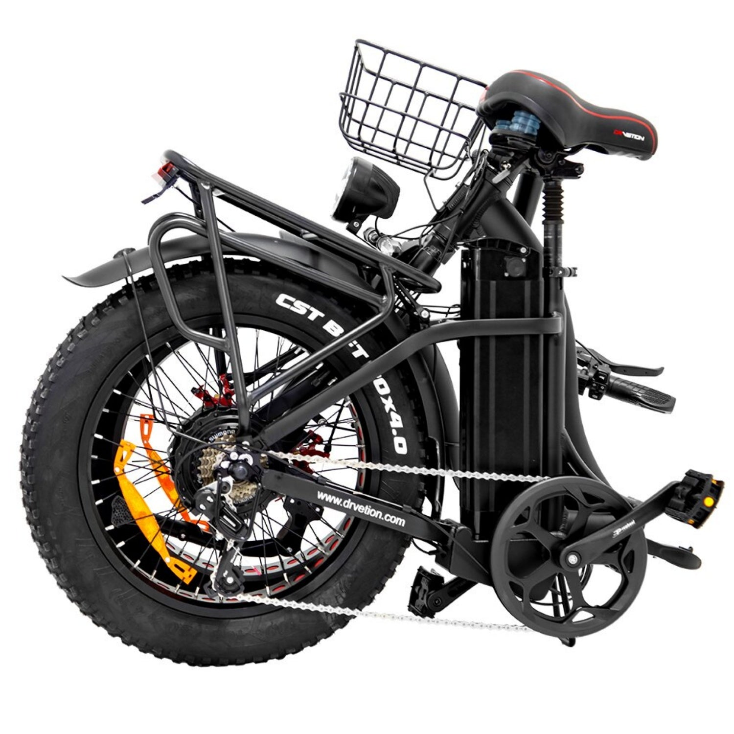 Una bicicletta elettrica pieghevole nera con un cestino e un portapacchi posteriore. La bici è su sfondo bianco.