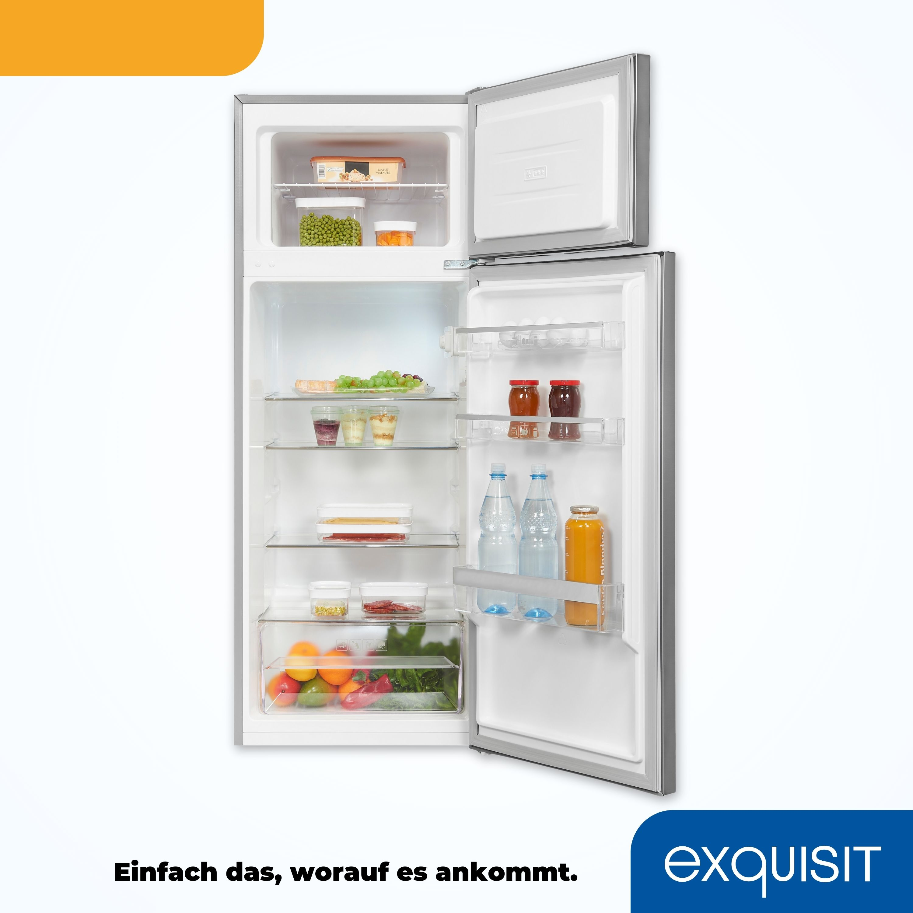 Ein Kühlschrank mit geöffneter Tür, der Regale mit Lebensmitteln und Getränken zeigt. Das Äußere ist hellgrau.