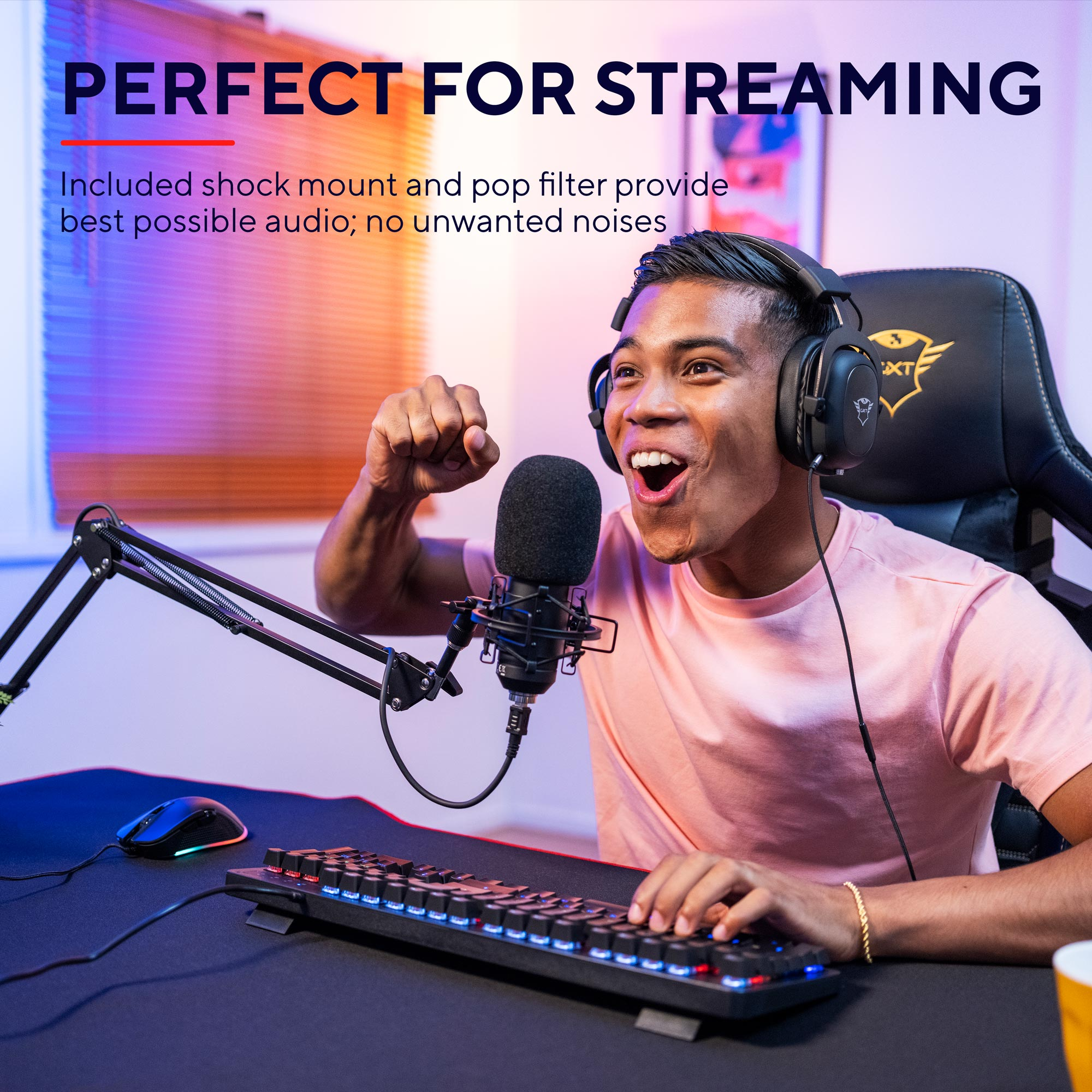 Ein Mann streamt, trägt Kopfhörer und verwendet ein Mikrofon und eine Tastatur.