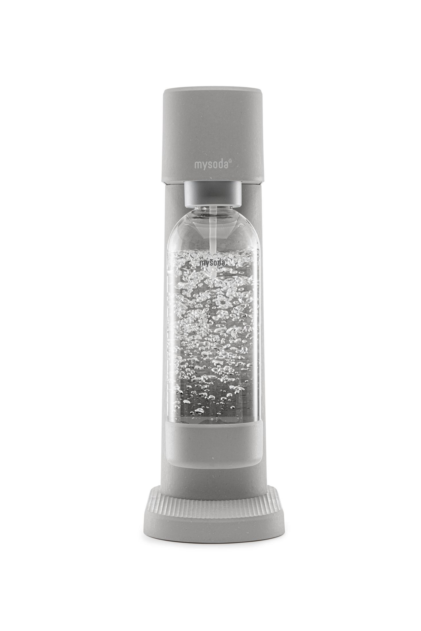 Un produttore di soda grigio con una bottiglia trasparente piena di bolle, su sfondo bianco.