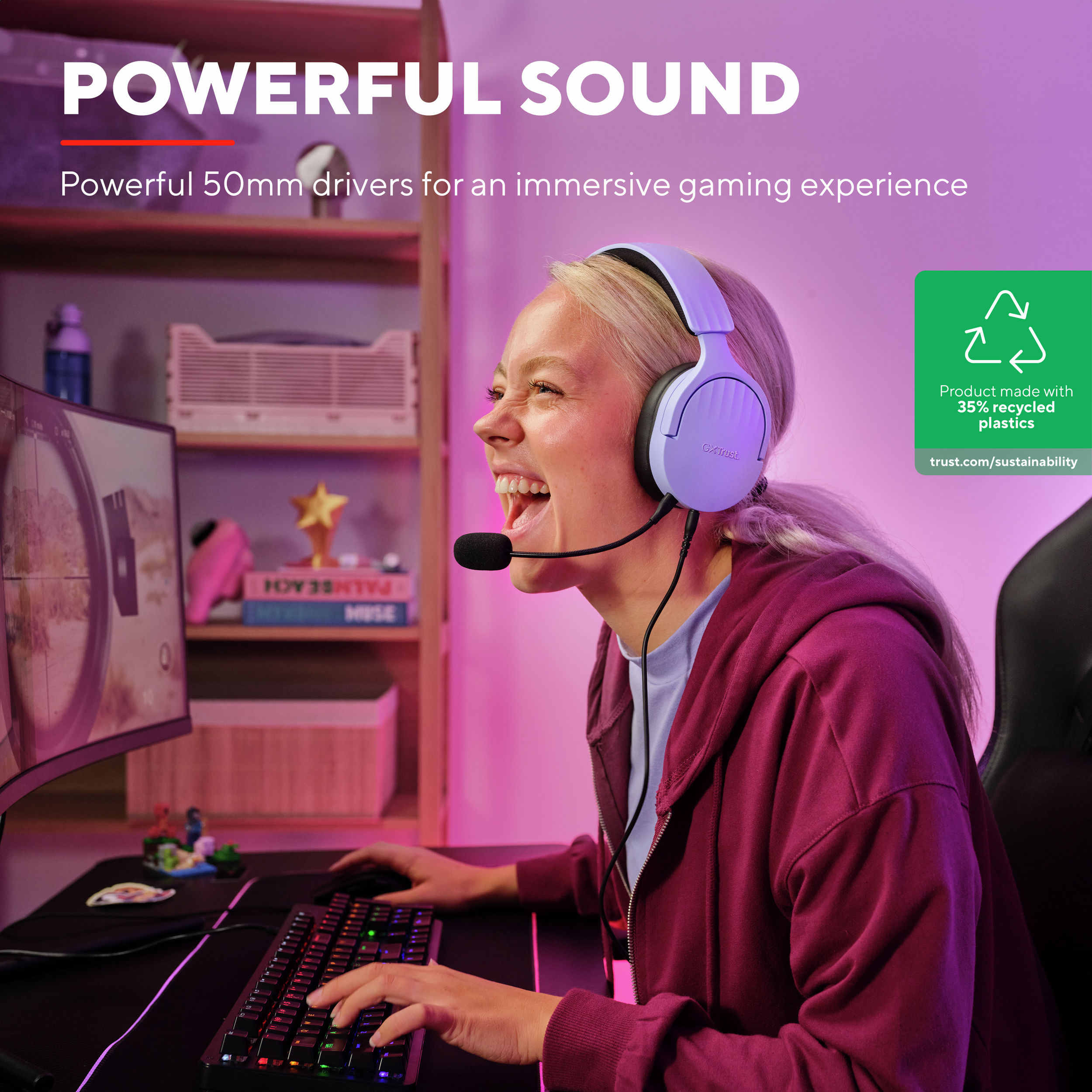 Kobieta w słuchawkach grająca w grę na komputerze.