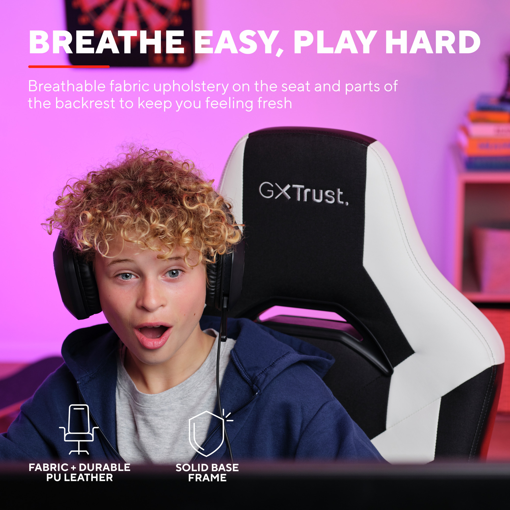 Ein Junge mit Kopfhörern lächelt in die Kamera. Es gibt einen Gaming-Stuhl und Text über Stoff und Rahmen.