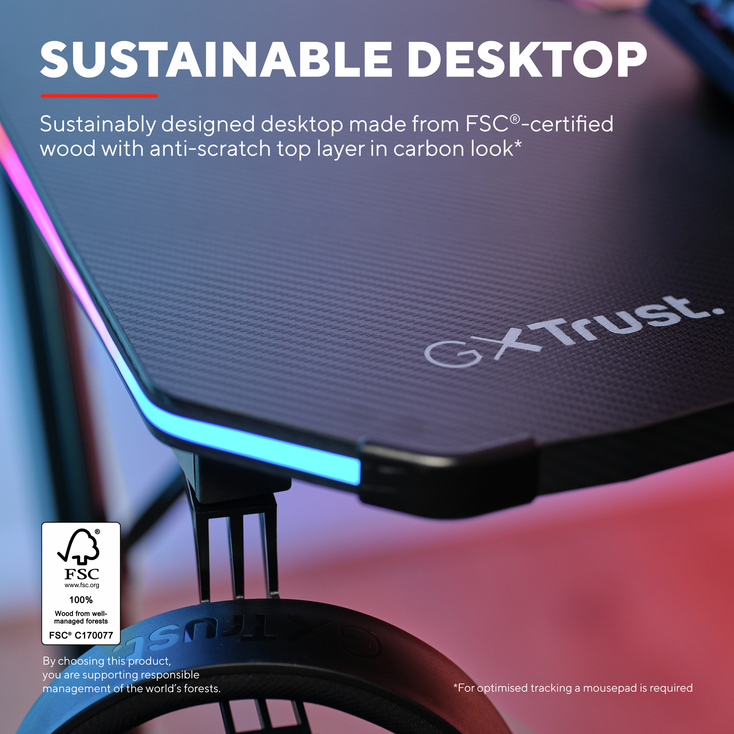 Schwarzer Schreibtisch in Carbon-Optik mit blauer Beleuchtung, Headset und Logo. Hintergrund rot und pink.