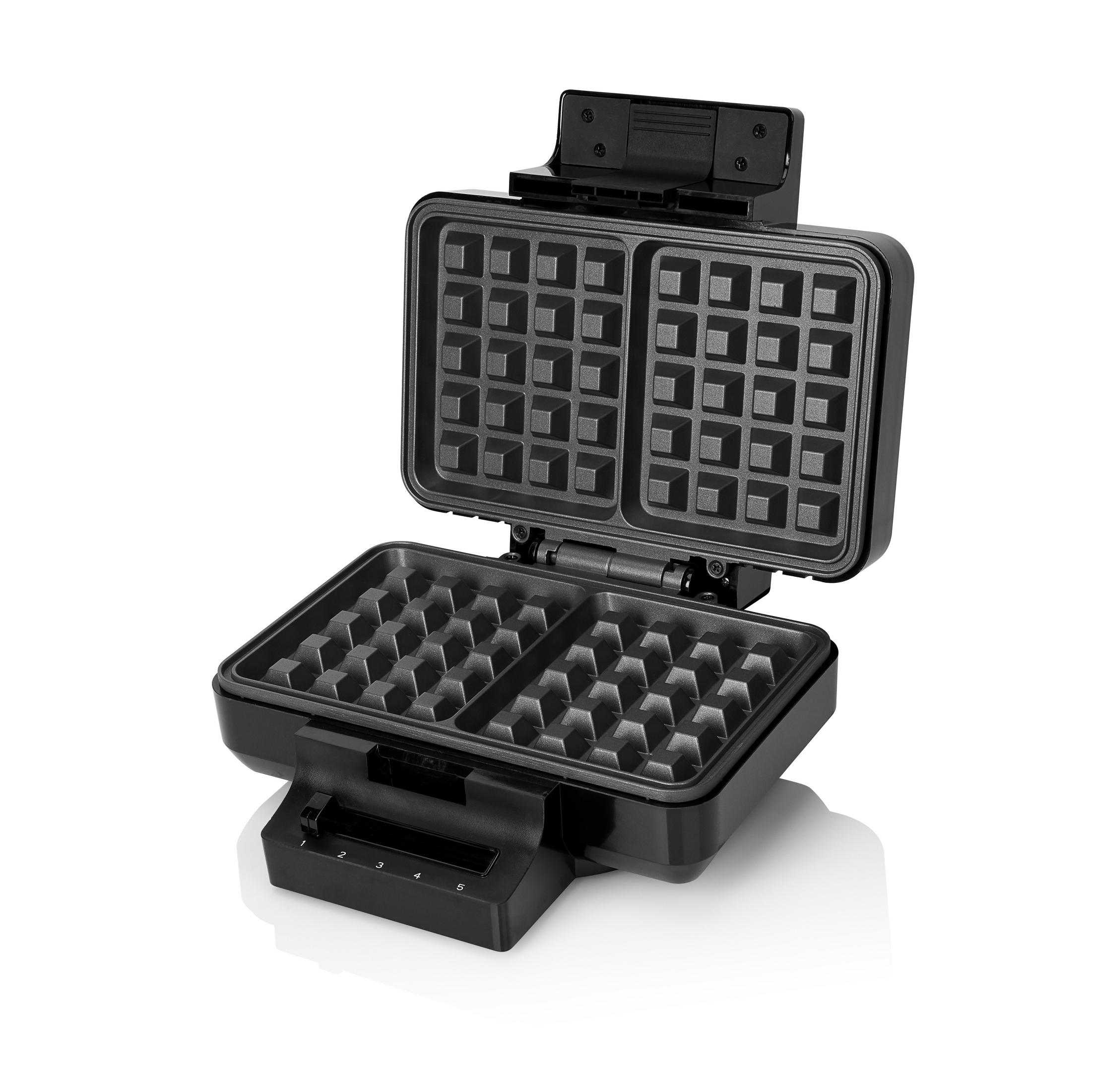 Schwarzer Waffeleisen, offen, mit Gittermustern, auf weißem Hintergrund.