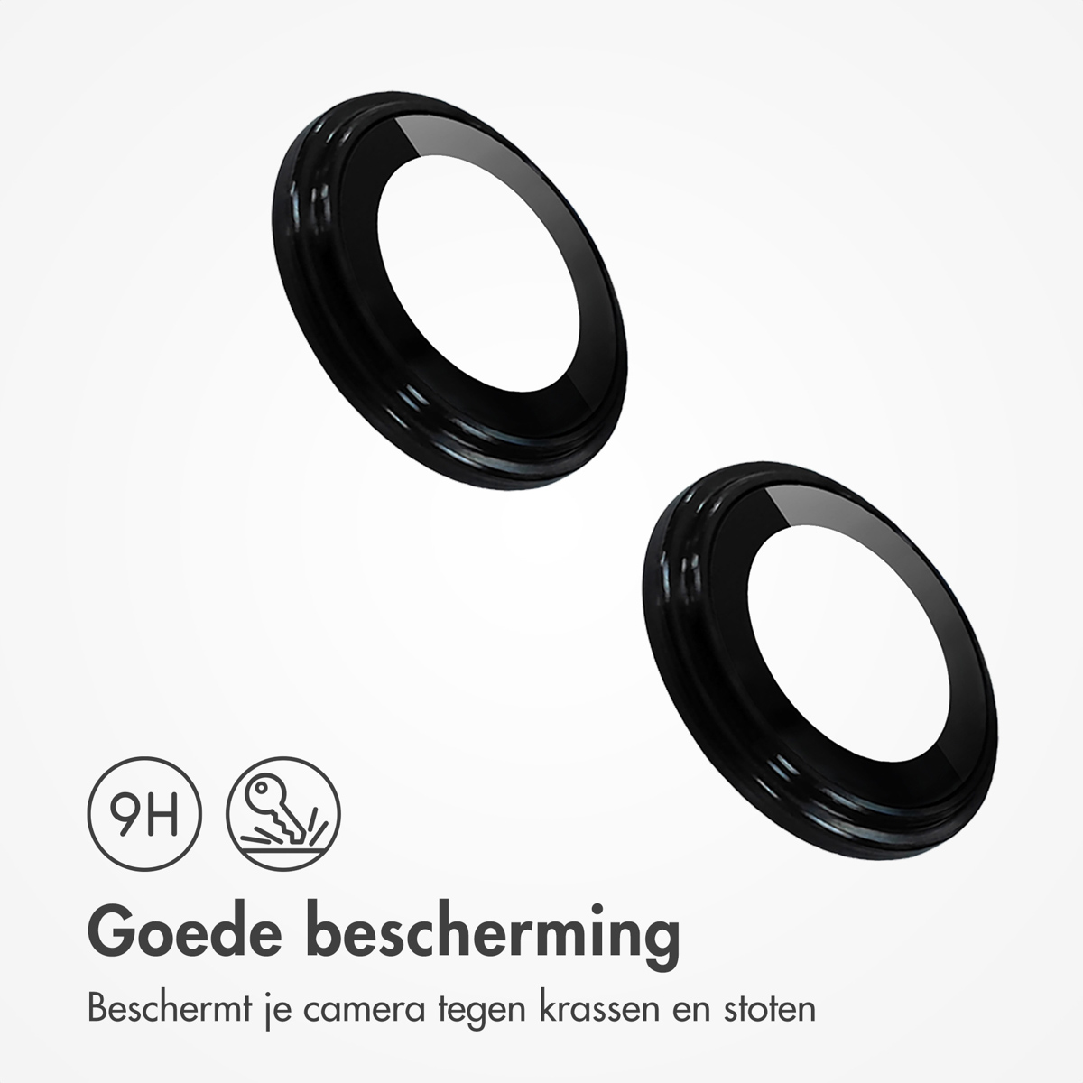 Twee zwarte cameralensbeschermers, glanzende afwerking, op een witte achtergrond. Tekst: Goede bescherming.