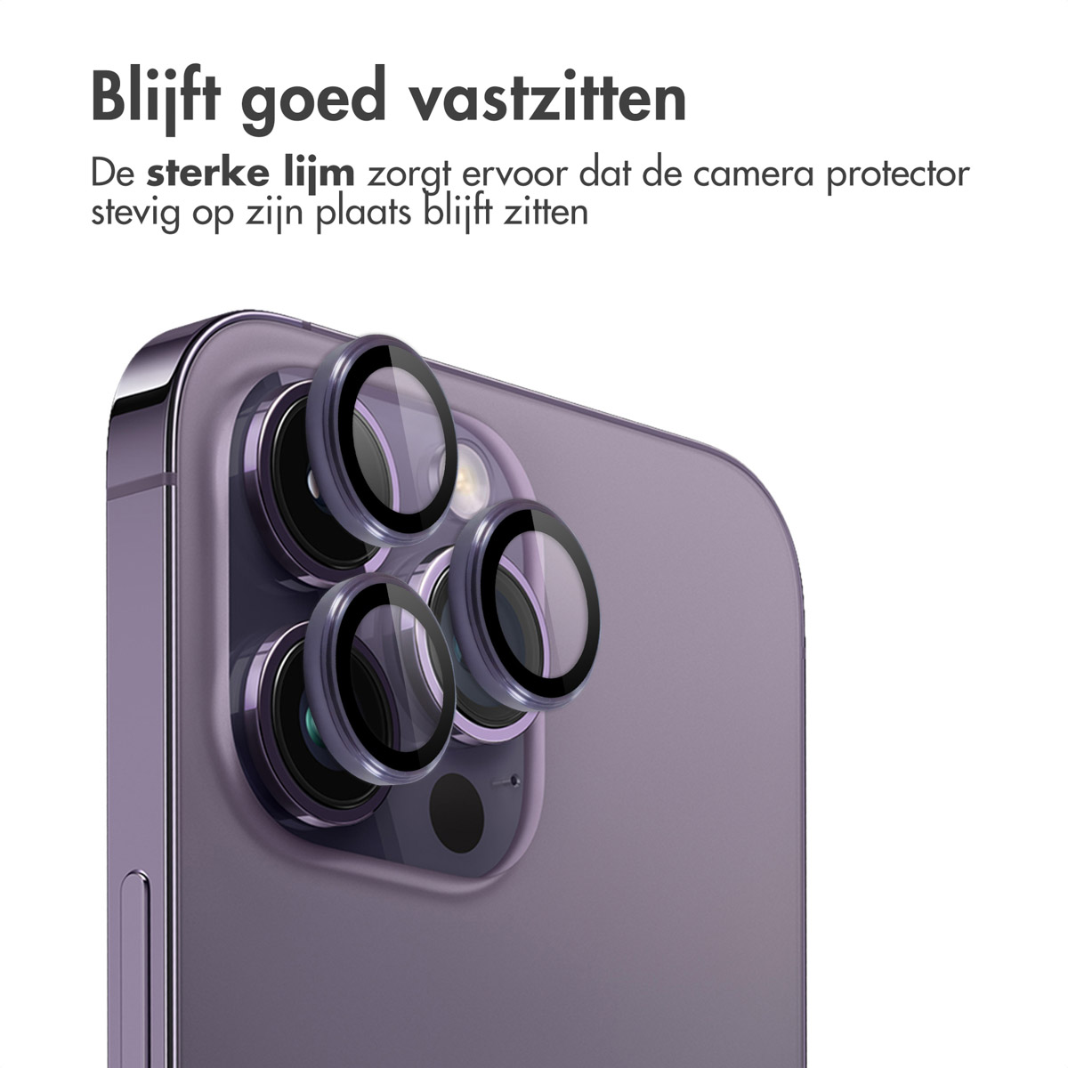 Paarse telefoon met cameralensbeschermers. Tekst: 'Blijft goed zitten'. Witte achtergrond.