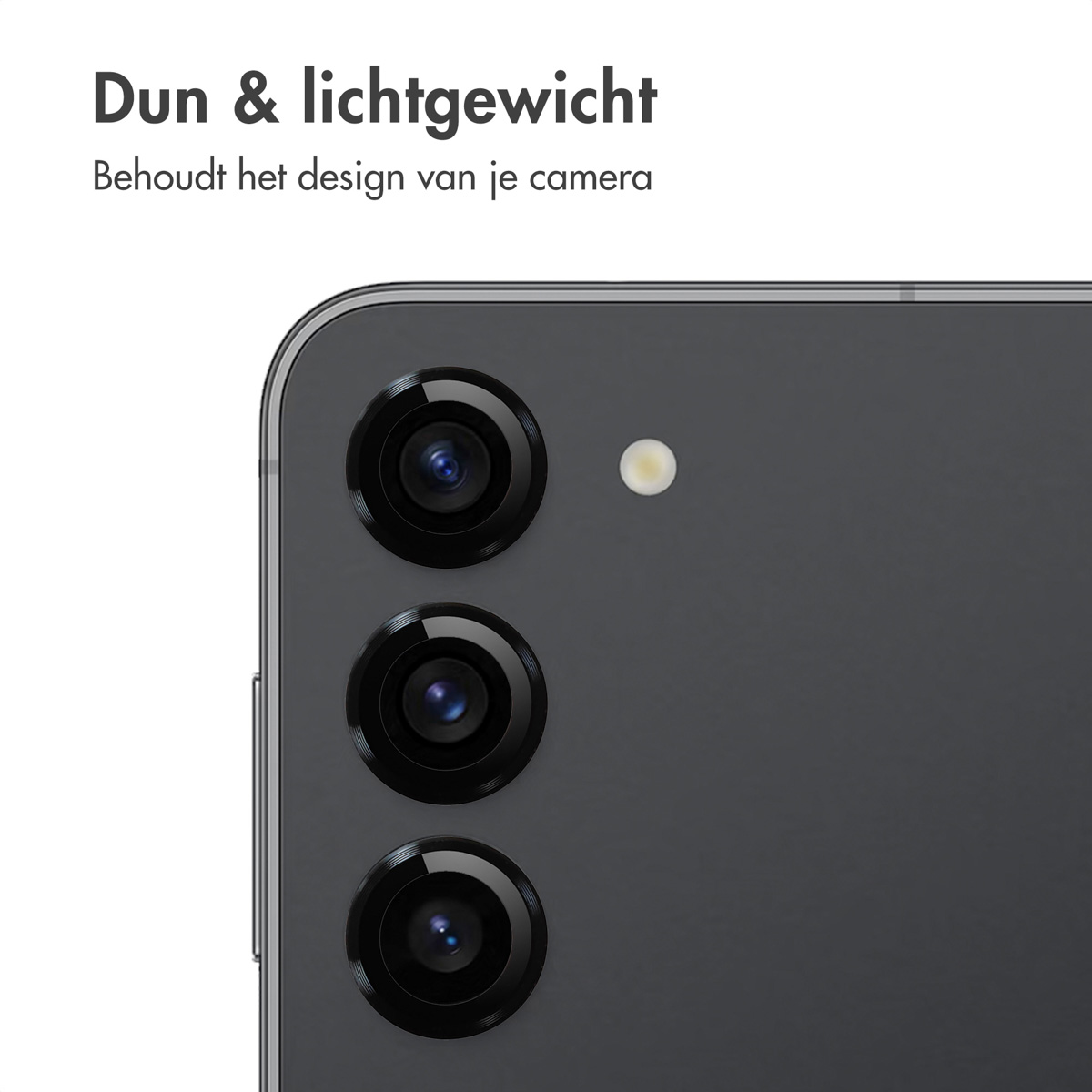 Close-up van de achterkant van een telefoon met drie cameralenzen. De telefoon is zwart.