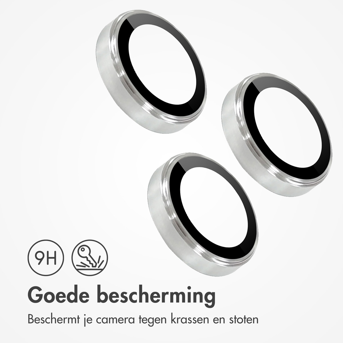 Drie zilveren cameralensbeschermers met zwarte ringen, op een witte achtergrond.