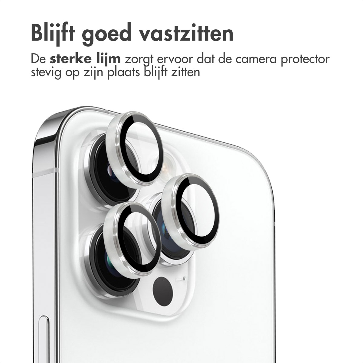 Telefoon met zilveren cameralensbeschermers. De beschermer plakt goed. De achtergrond is wit. Zilver en zwart.