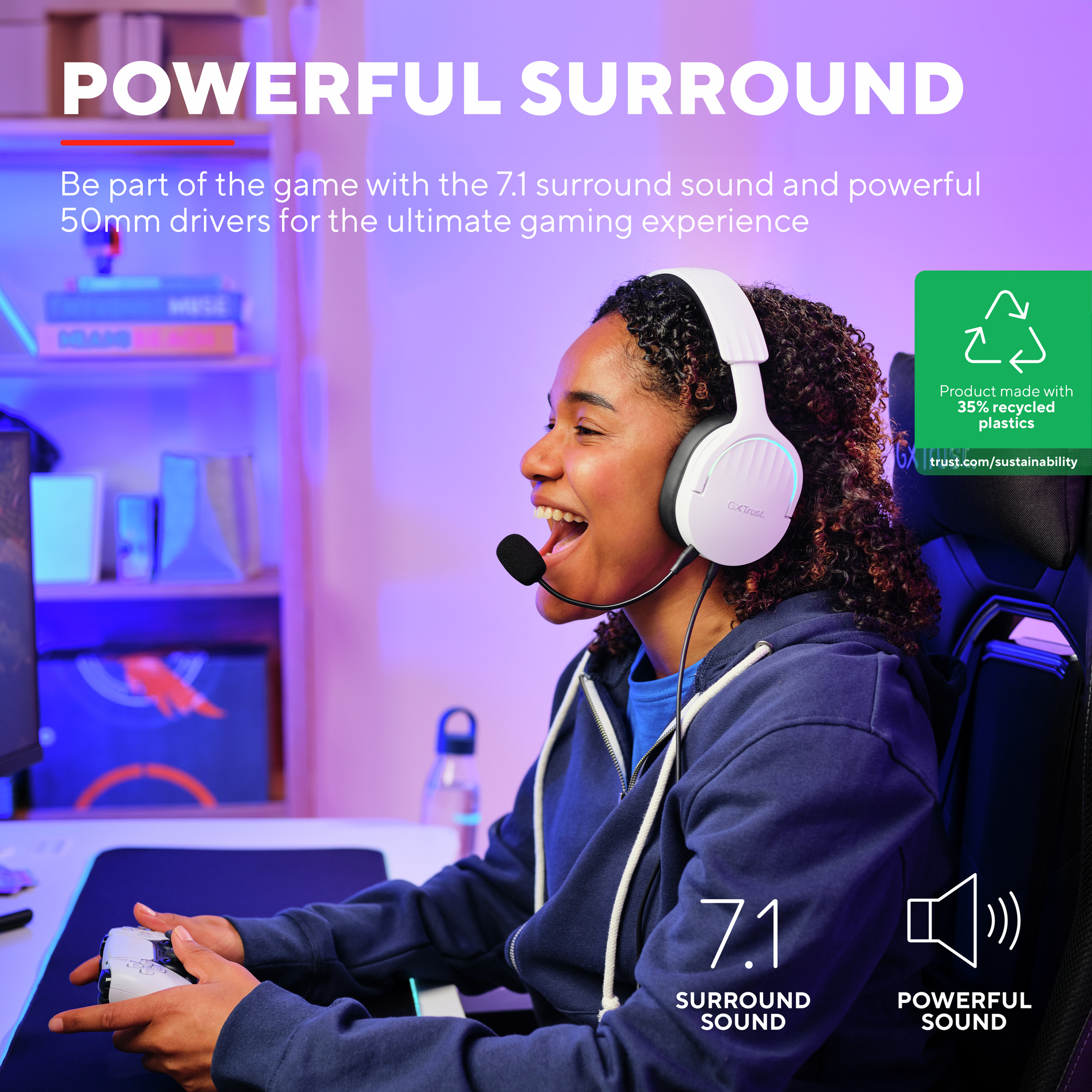 Kobieta w słuchawkach grająca. Jest szczęśliwa. Tło: półka z książkami, monitor i zielony znak recyklingu.